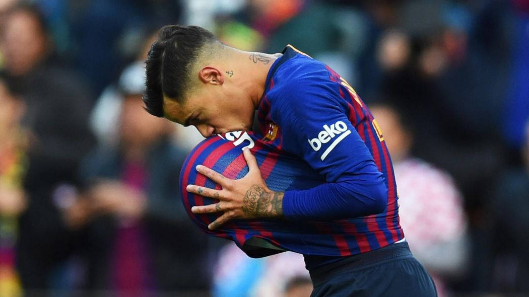 Coutinho 桌布 壁紙 — 一名身穿藍紅條紋球衣的足球員在球場人群中緊閉雙眼，緊緊擁抱著一個足球。