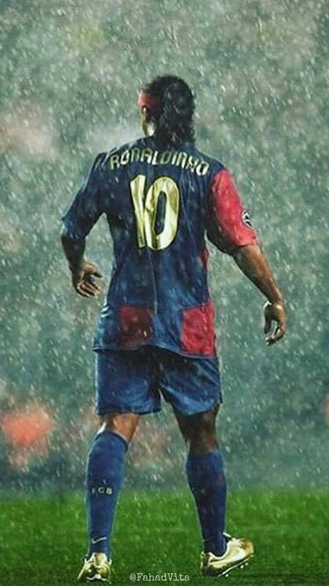 Ronaldinho 桌布 壁紙 — 一名身穿藍紅球衣、背號10的足球員站在草地上，大雨傾盆而下。