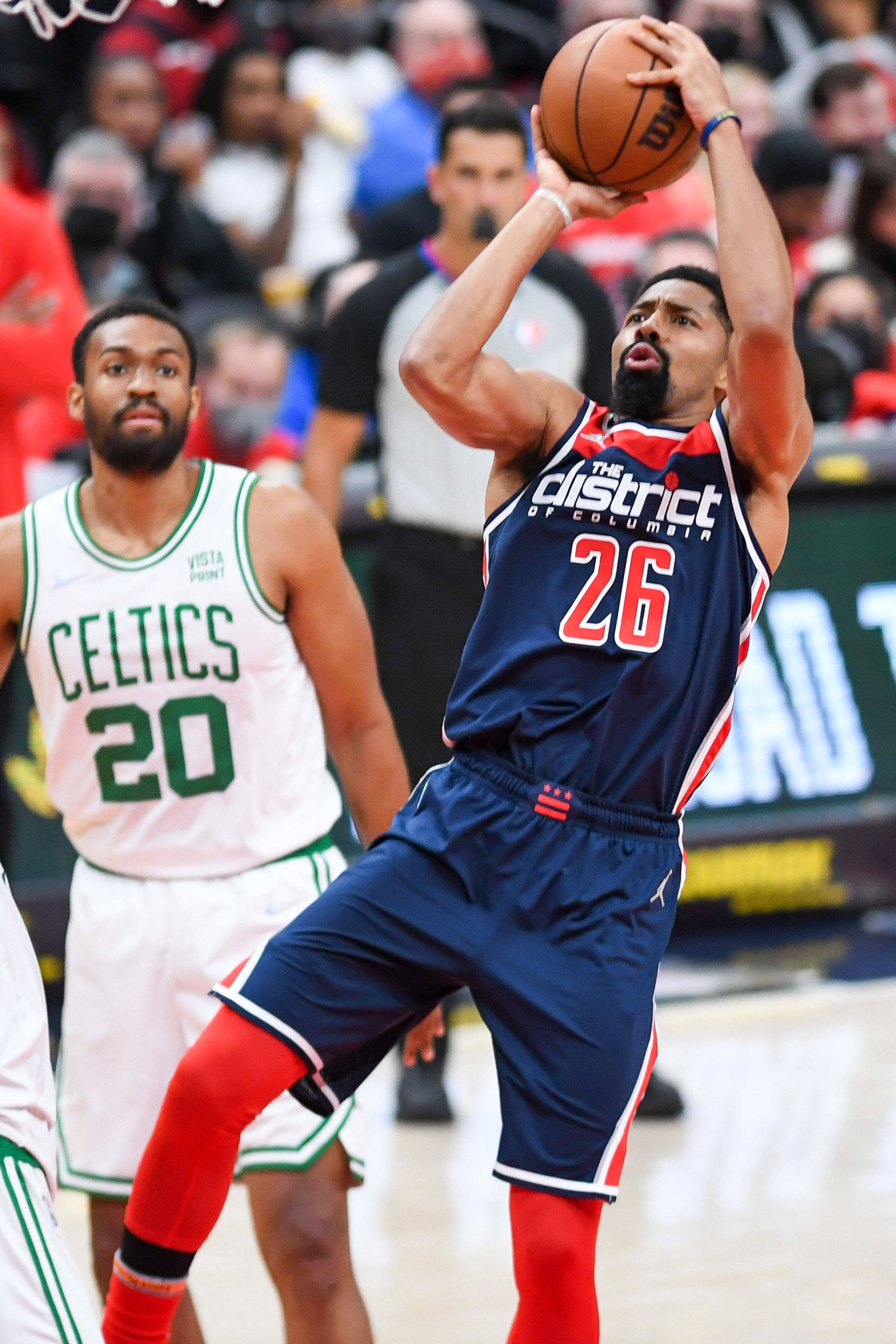 spencer dinwiddie 桌布 壁紙 — 一名身穿藍紅相間 'District of Columbia' 球衣的籃球運動員在比賽中跳起投籃，一名塞爾提克球員防守。