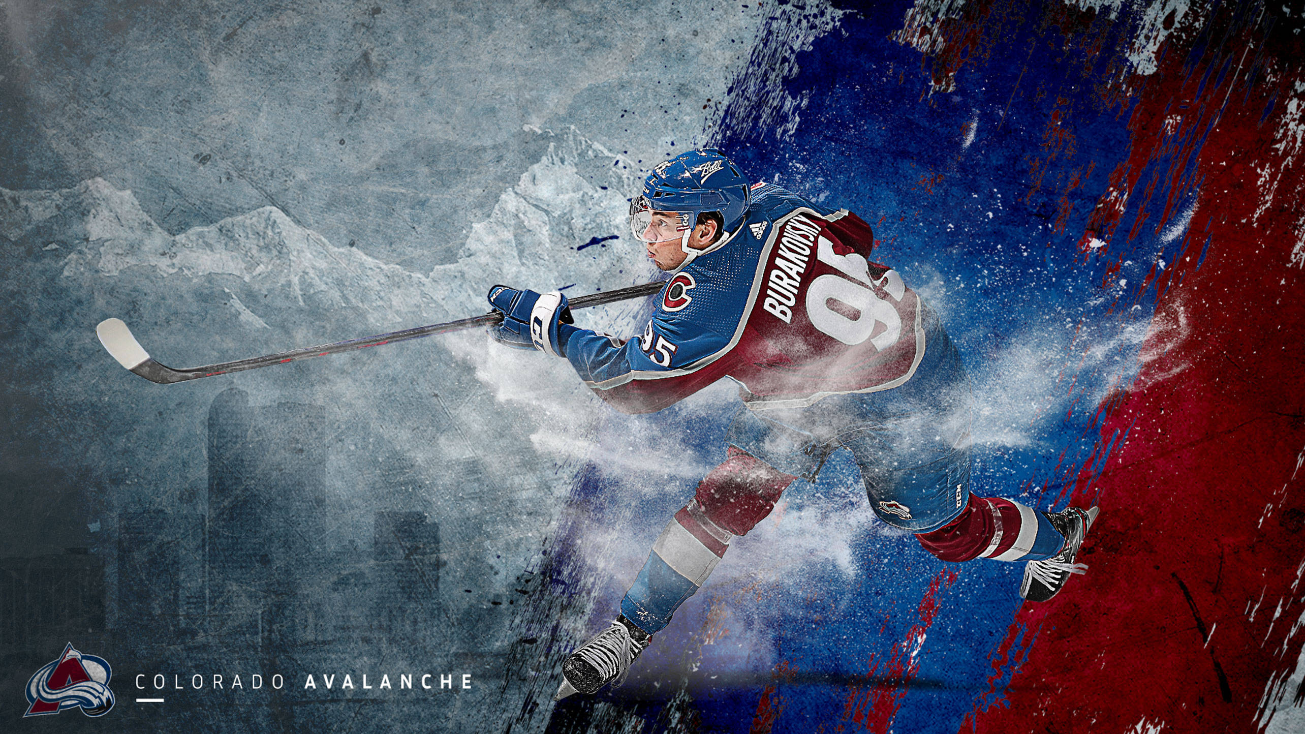 Cool Hockey 桌布 壁紙 — 一名身穿藍紅裝備的冰球運動員，在雪山背景下用球棍劃過冰雪。