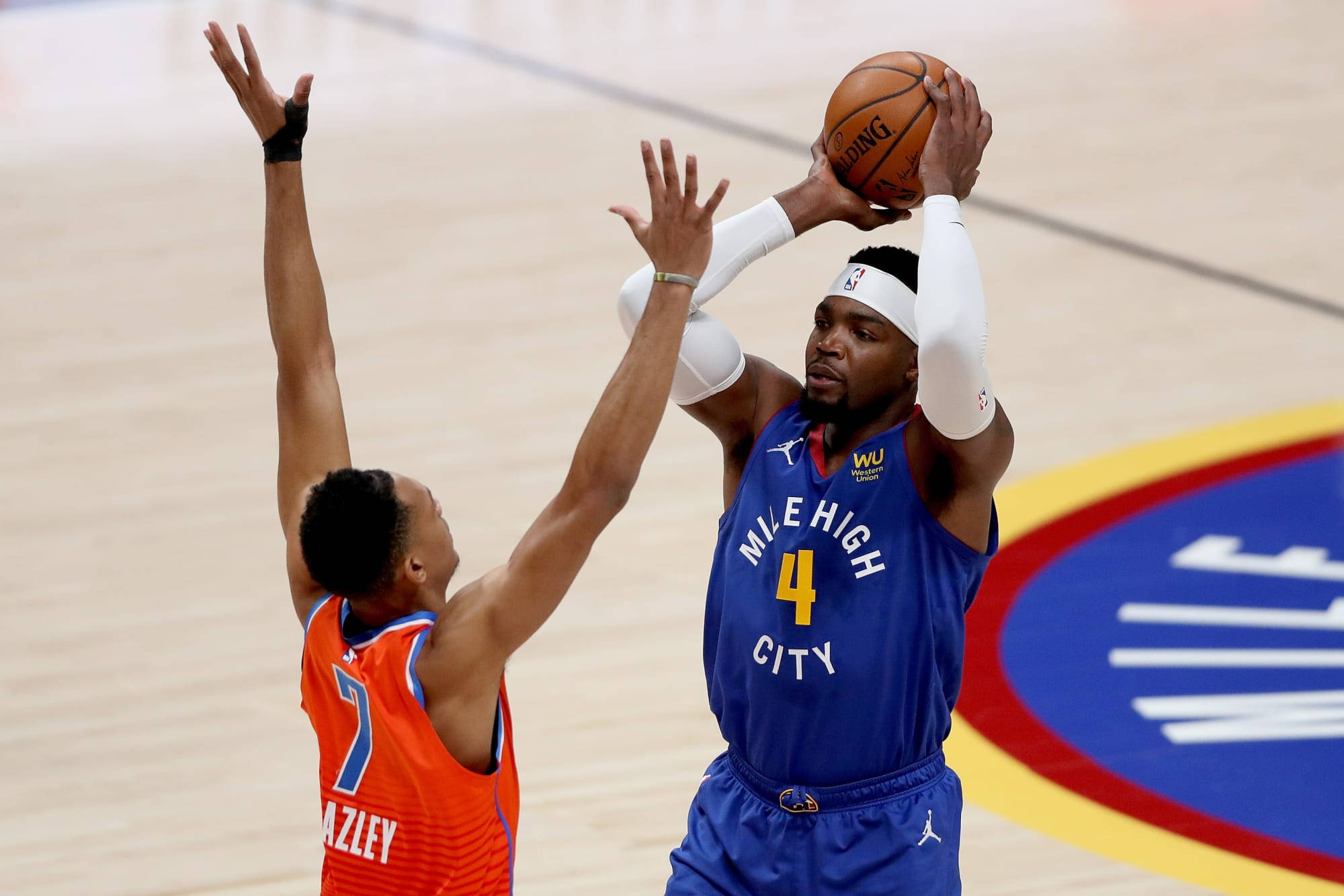 paul millsap 桌布 壁紙 — 一名身穿藍色「Mile High City」球衣的籃球運動員在橙色對手的防守下投籃。