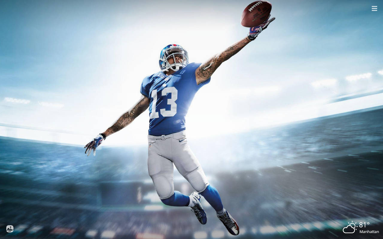 酷炫 NFL 桌布 壁紙 — 一名身穿藍色13號球衣的足球員在明亮的體育場背景下躍起接球。