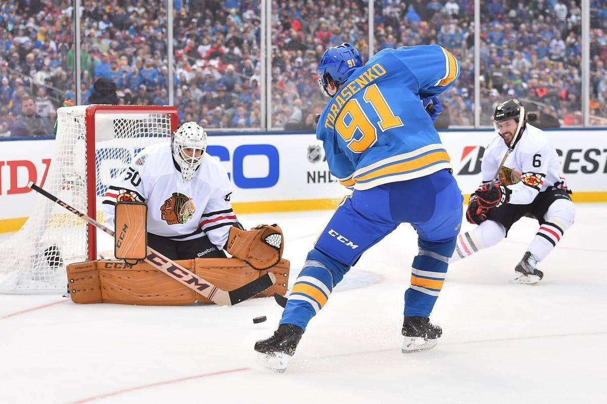 St Louis Blues 桌布 壁紙 — 一名身穿藍色91號球衣的冰球運動員在激烈的比賽中射向球門，守門員和後衛作出反應。