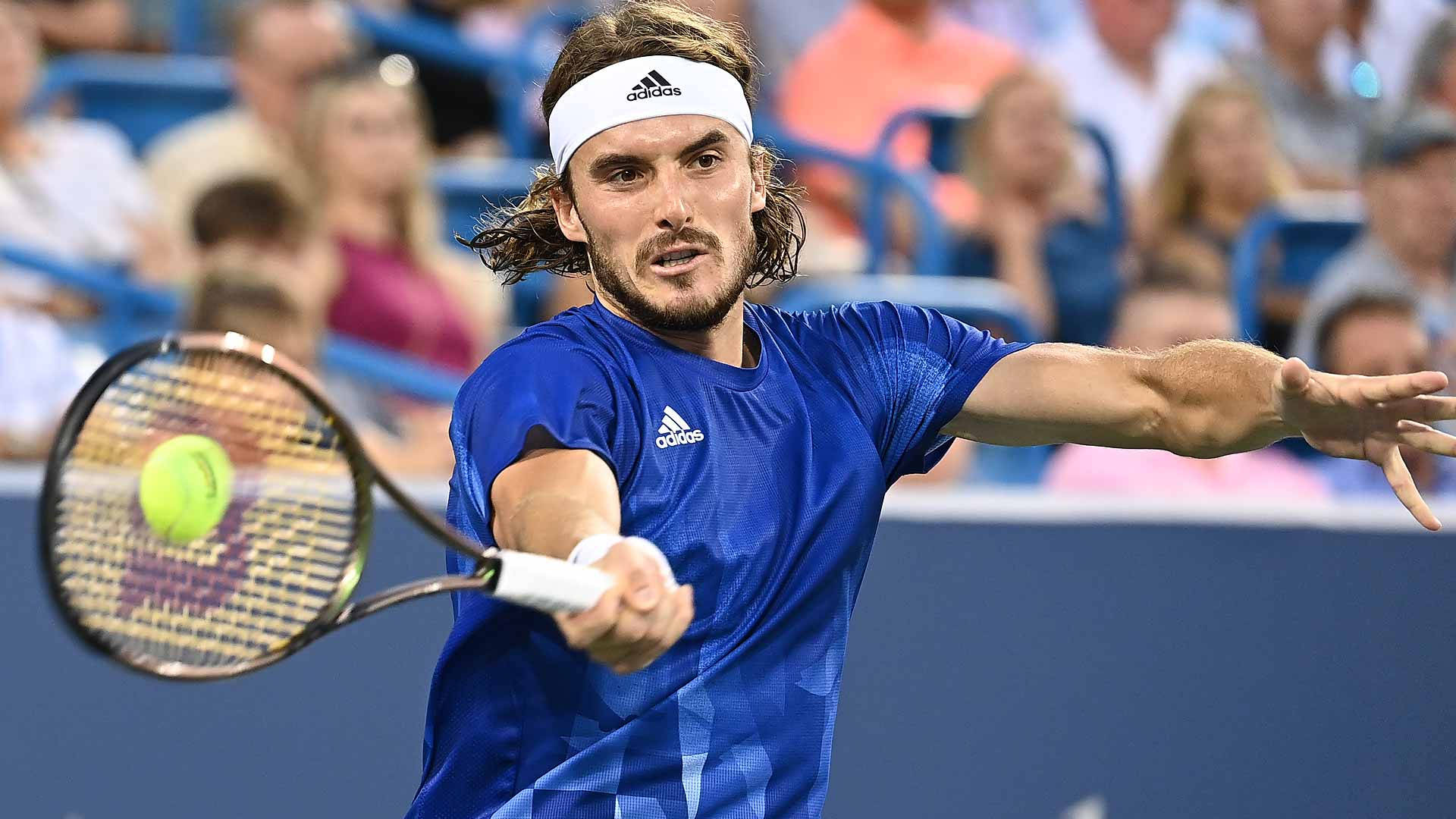 US 桌布 壁紙 — 一名身穿藍色adidas球衣的男網球選手在比賽中揮拍擊打一個亮黃色的網球。
