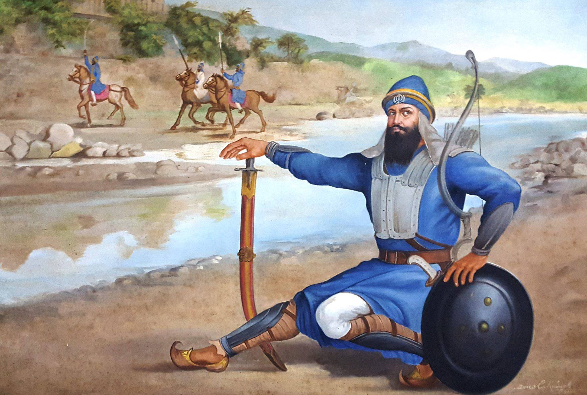 Guru Gobind Singh Ji 桌布 壁紙 — 一名身穿藍色制服的錫克教戰士跪在河邊，手持劍和盾牌，背景有騎兵。