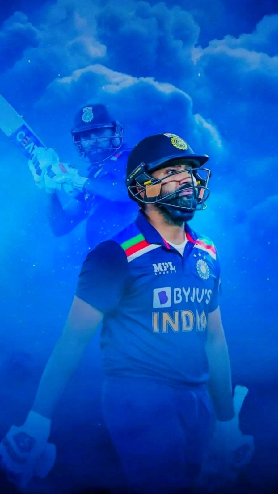 Mumbai Indians 桌布 壁紙 — 一名身穿藍色印度球衣的板球運動員自信地站在戲劇性的藍色多雲天空下，身後有一個幽靈般的球棒剪影。
