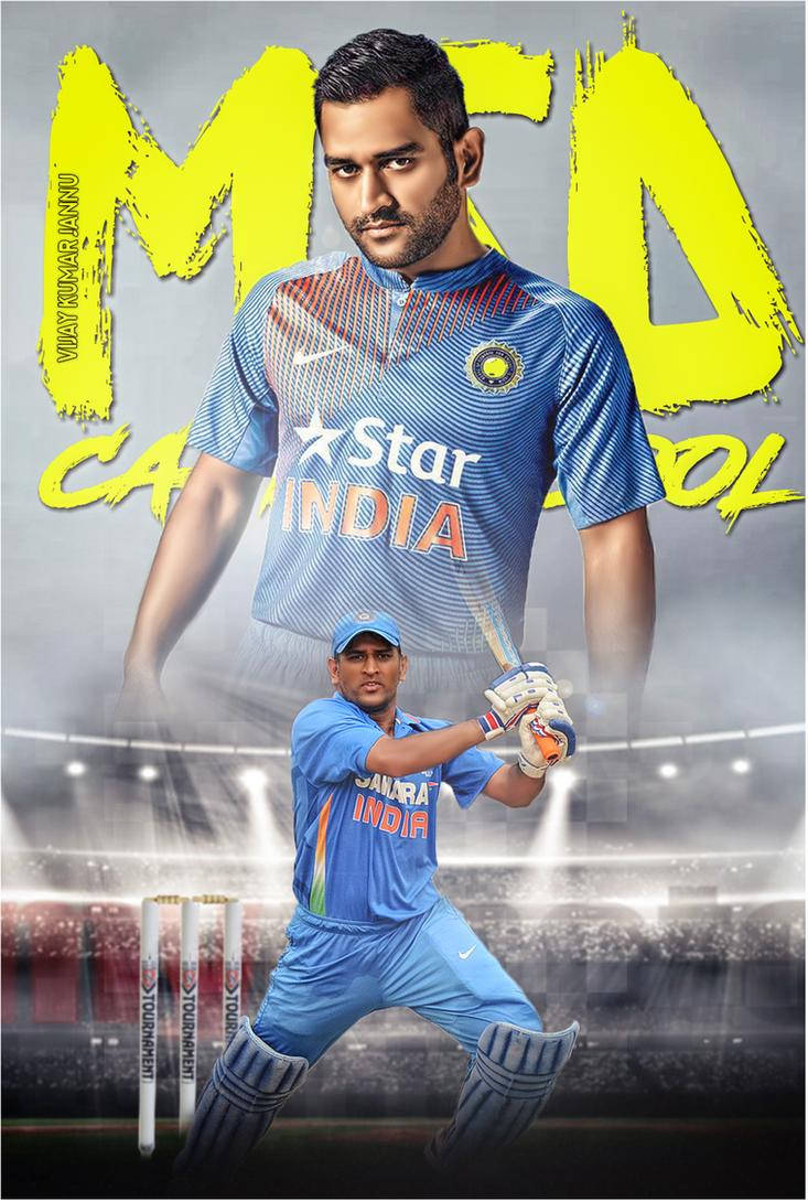 MS Dhoni 桌布 壁紙 — 一名身穿藍色印度隊服的動感板球運動員正在揮桿，背景有球場燈光和粗體黃色「MAD」文字。