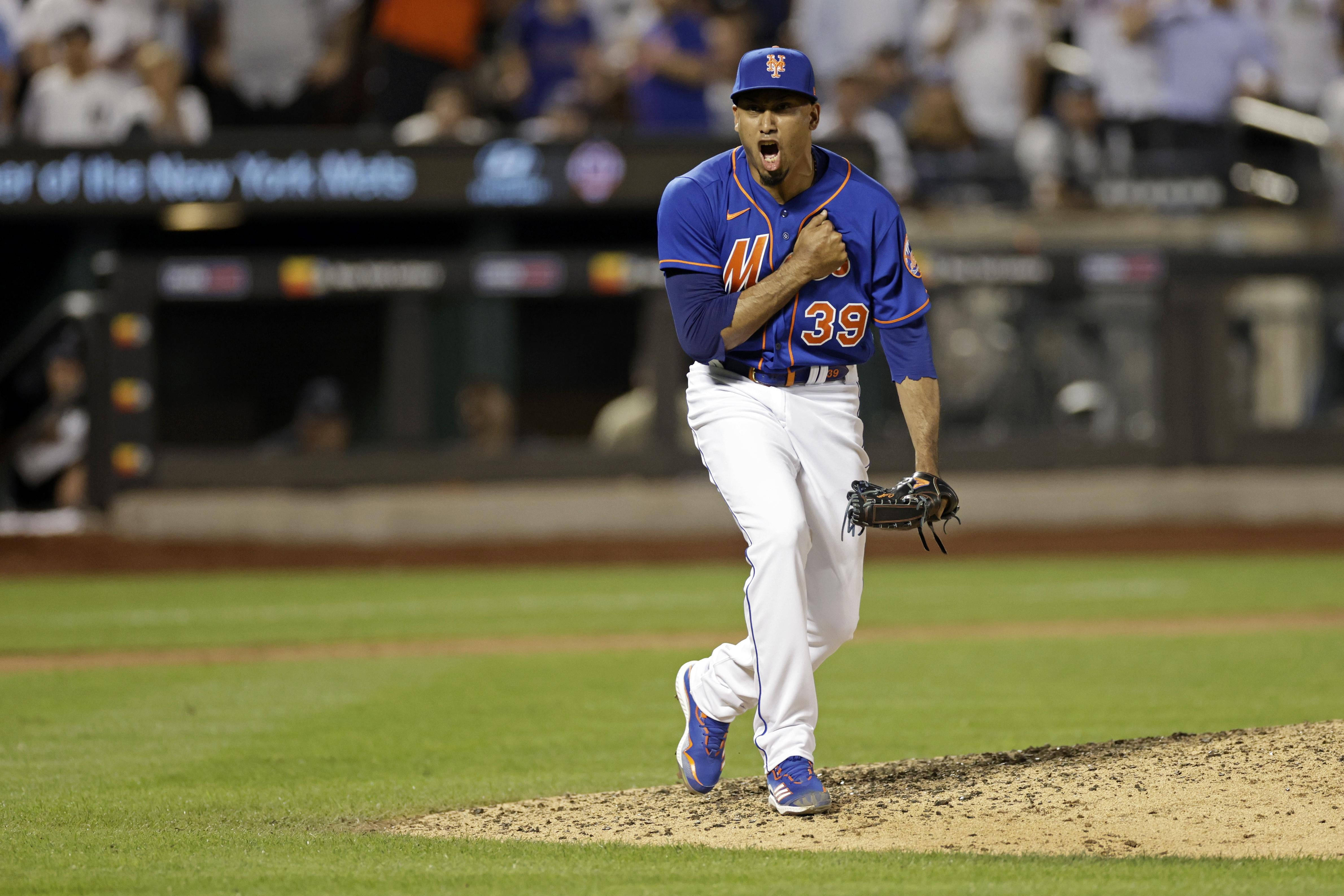 MLB Players 桌布 壁紙 — 一名身穿藍色大都會隊球衣的棒球投手在球場燈光下於投手丘上熱情慶祝。