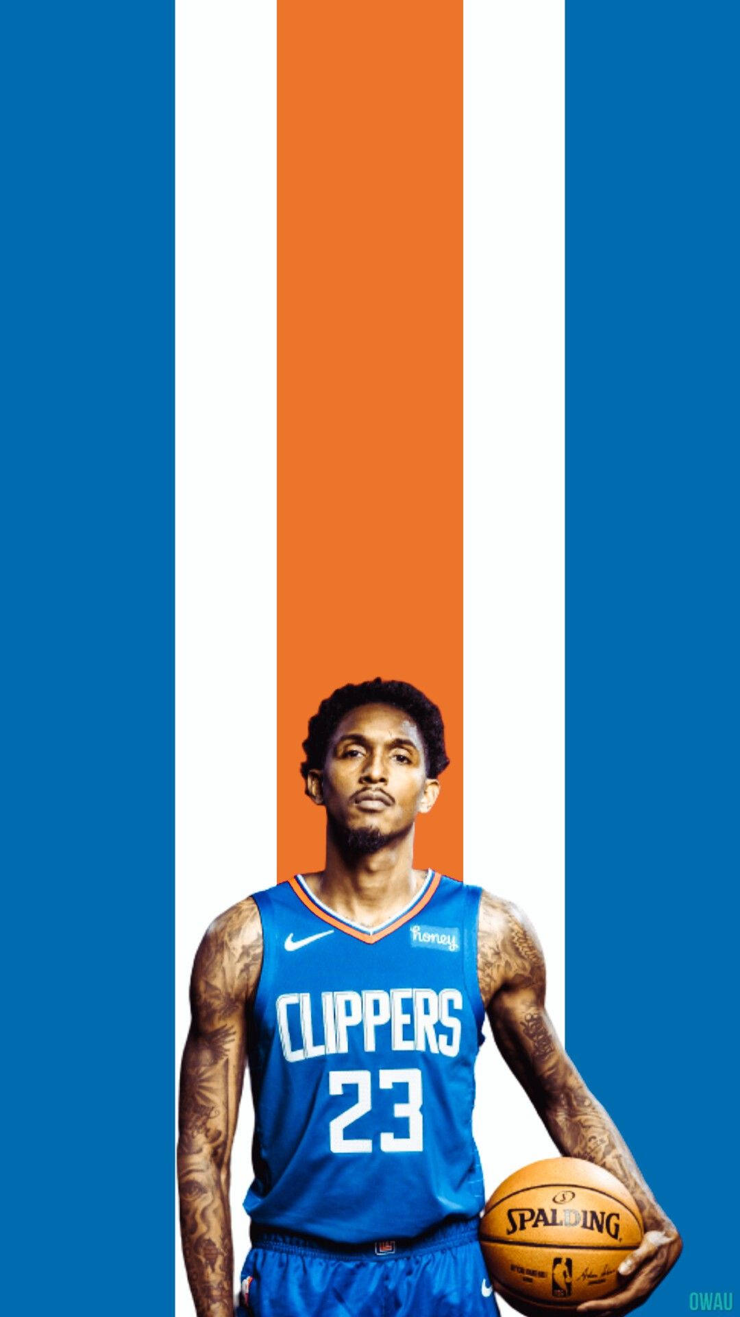 Lou Williams 桌布 壁紙 — 一名身穿藍色快艇隊球衣的籃球運動員，在鮮明的垂直藍、白、橙條紋前手持斯伯丁籃球。