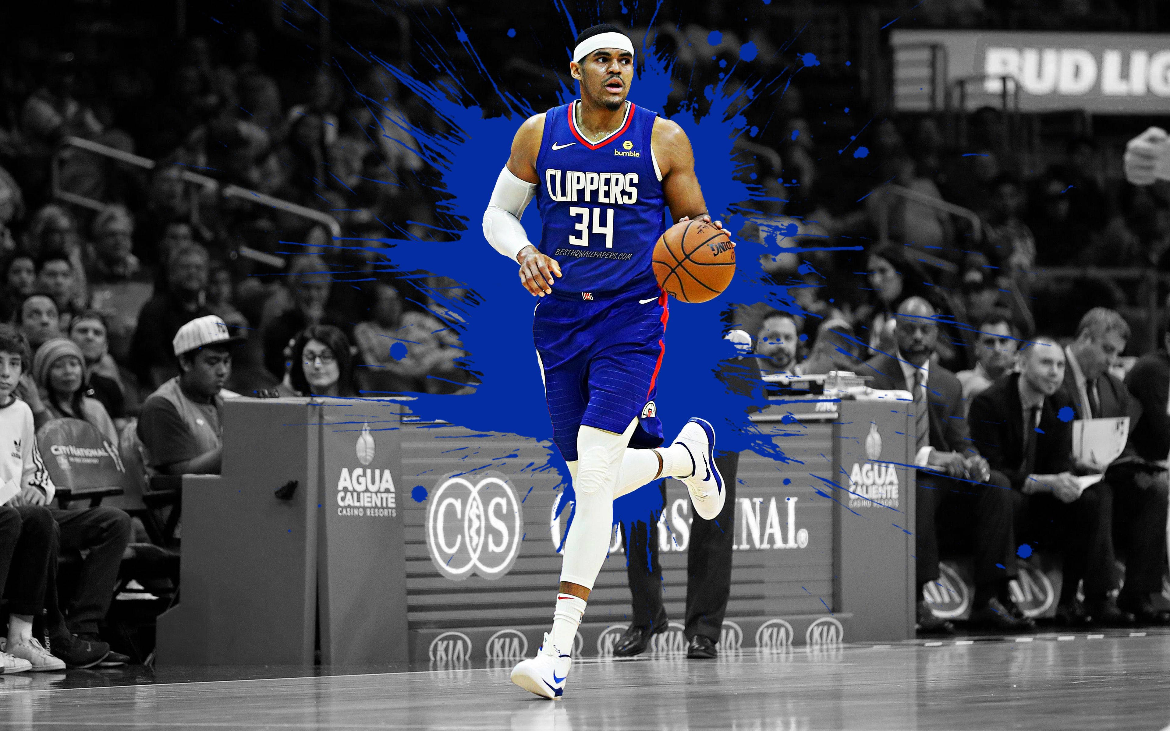 NBA 桌布 壁紙 — 一名身穿藍色快艇隊球衣的籃球運動員，在黑白球場背景下，帶著動態藍色油漆飛濺效果運球。