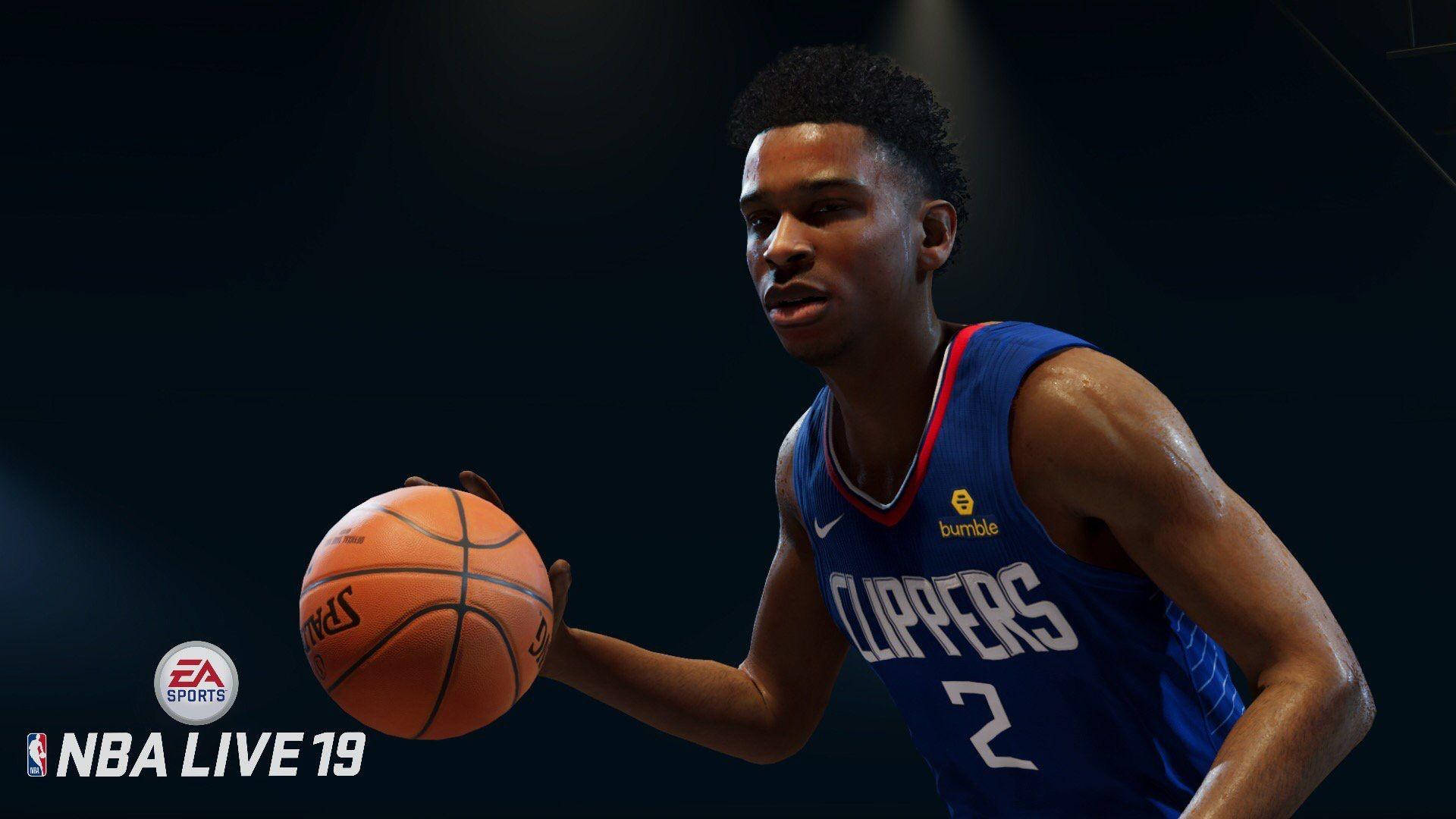 Shai Gilgeous Alexander 桌布 壁紙 — 一名身穿藍色快艇隊球衣的籃球運動員在黑暗背景下，於戲劇性的聚光燈下持球。