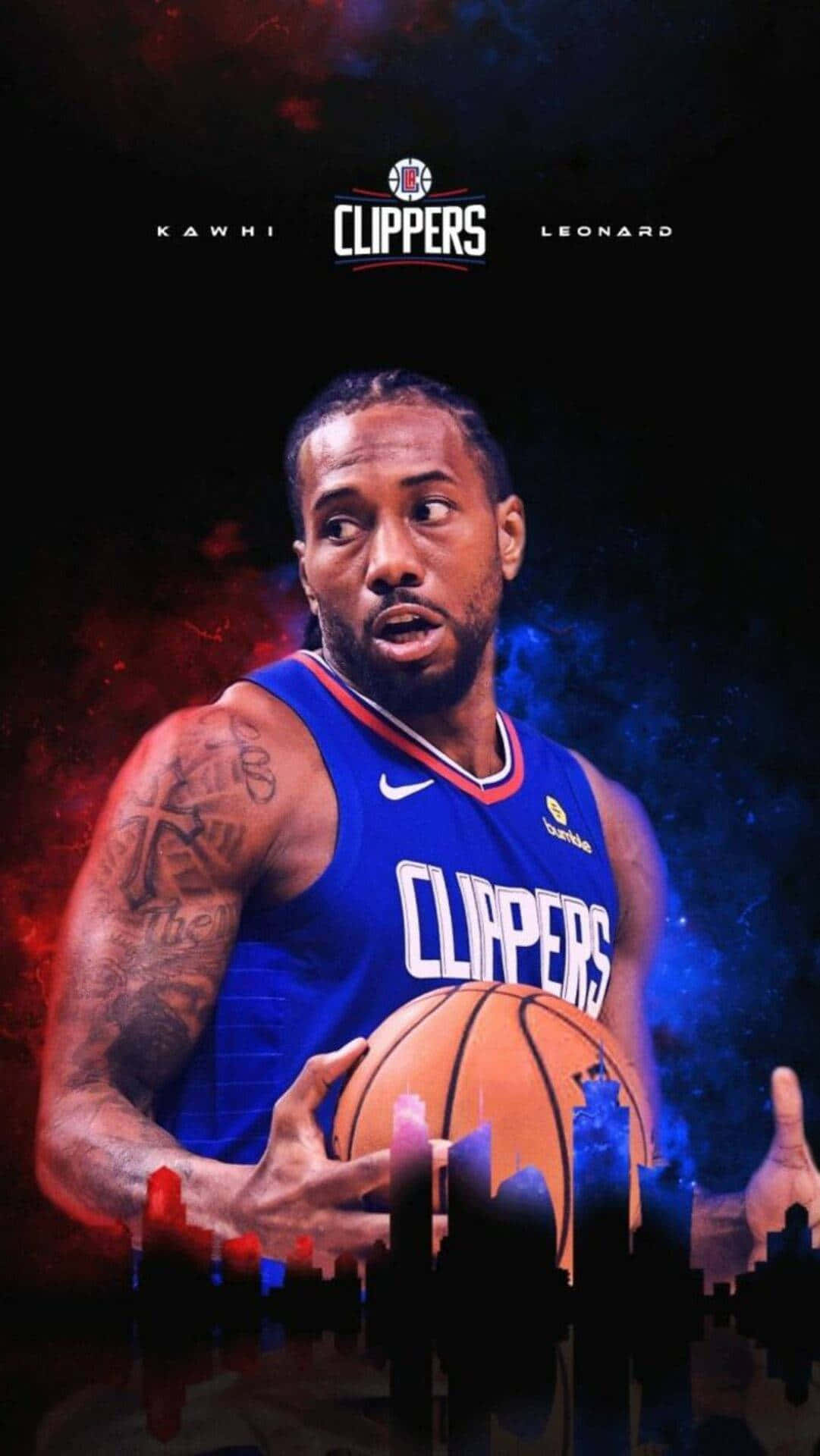 NBA 桌布 壁紙 — 一名身穿藍色快艇隊球衣的籃球運動員，在黑暗的城市天際線背景下，手持籃球，周圍有火紅和電光藍的宇宙效果。