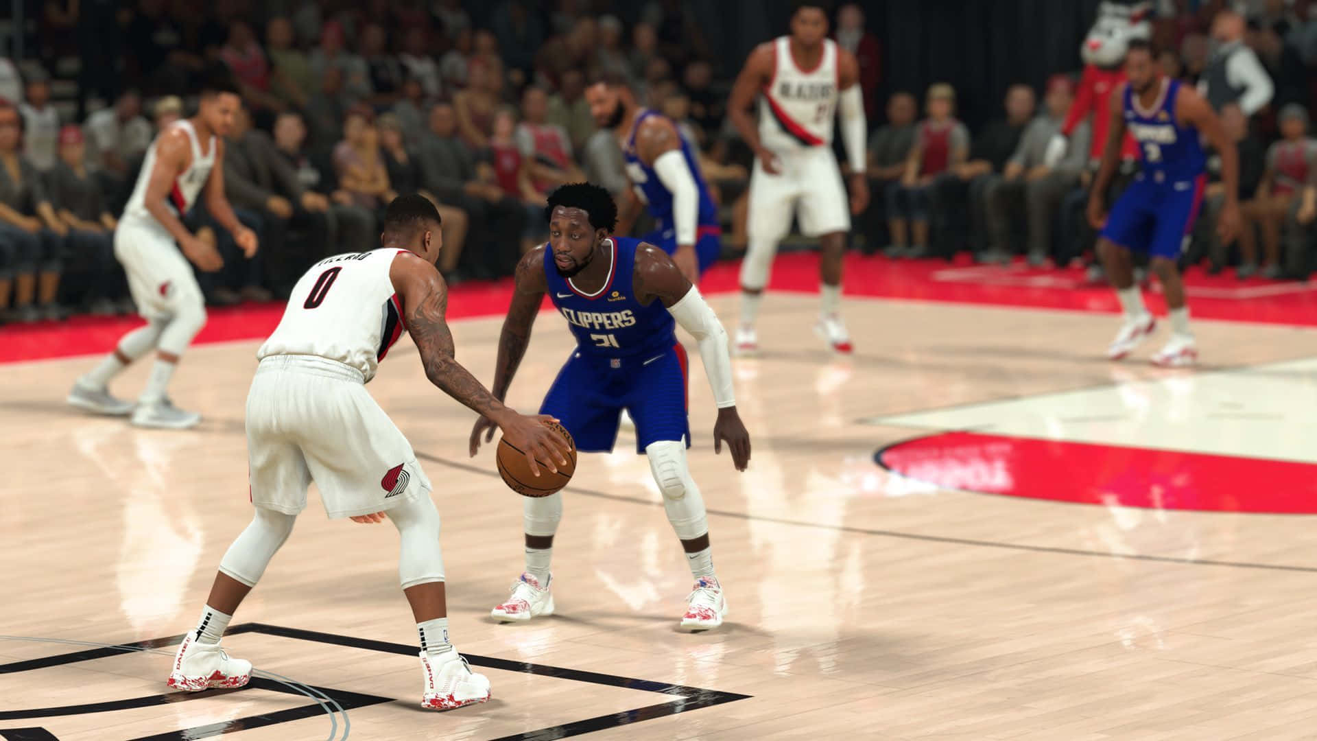 NBA 2k 桌布 壁紙 — 一名身穿藍色快艇隊球衣的籃球運動員在激烈的比賽中運球，同時被一名身穿白色球衣的球員防守。