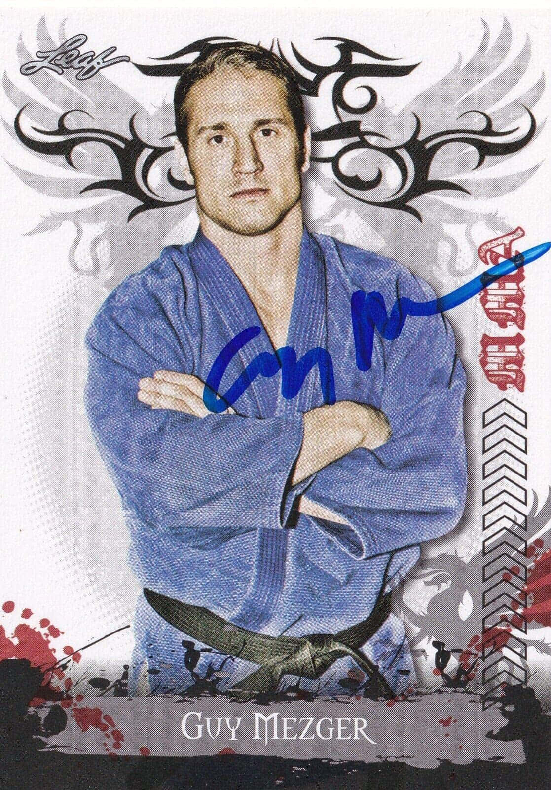 martial arts 桌布 壁紙 — 一名身穿藍色柔道服、繫著黑帶的男子，在風格化的部落翅膀背景前自信地交叉雙臂站立。