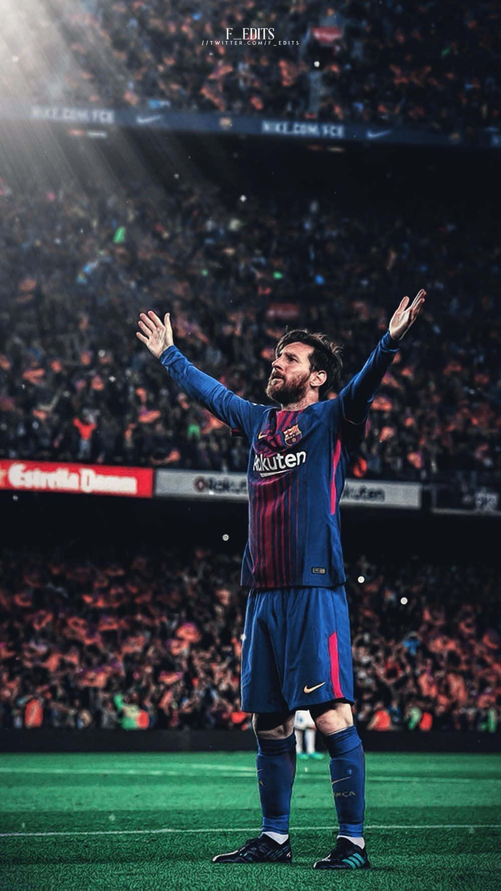 Messi Cool 桌布 壁紙 — 一名身穿藍色條紋球衣的足球員站在綠色球場上，高舉雙臂慶祝勝利，球場燈光照射在他身上。
