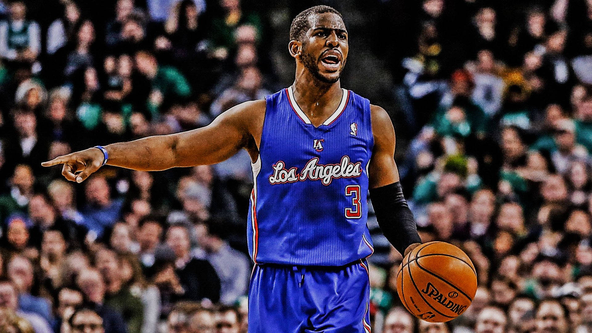 Chris Paul 桌布 壁紙 — 一名身穿藍色洛杉磯球衣、背號3號的籃球運動員在比賽中拿著Spalding球激烈地指著。