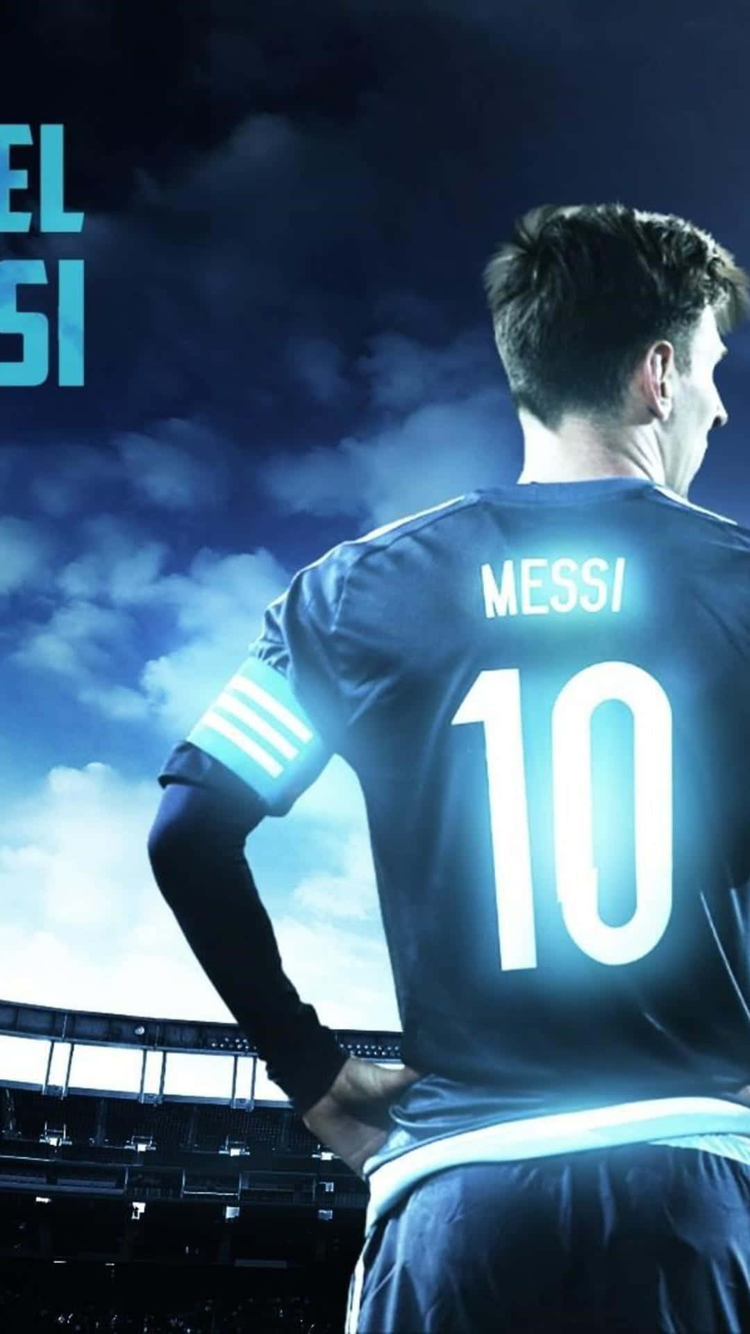 Goat 桌布 壁紙 — 一名身穿藍色球衣、印有「MESSI」和號碼「10」的足球員，雙手叉腰，站在戲劇性的夜空下。