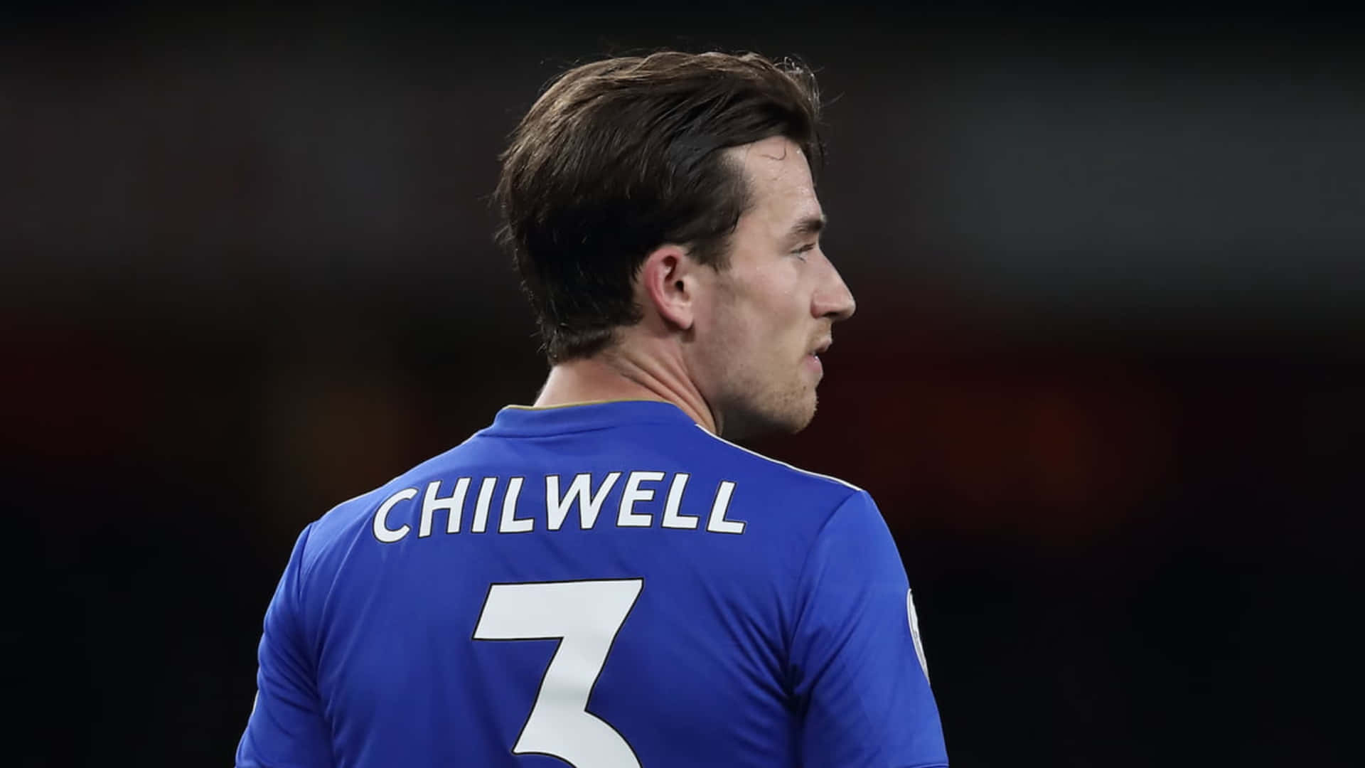 足球 桌布 壁紙 — 一名身穿藍色球衣、背後印有「CHILWELL」和3號的足球運動員望向遠方。