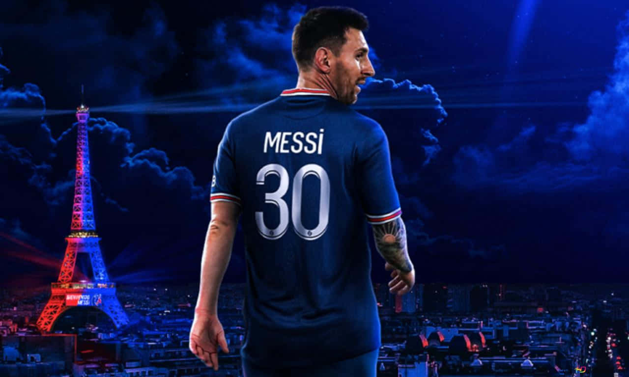 Messi Cool 桌布 壁紙 — 一名身穿藍色球衣、背後印有Messi 30的足球運動員，在夜晚俯瞰巴黎，身後艾菲爾鐵塔閃爍著光芒。