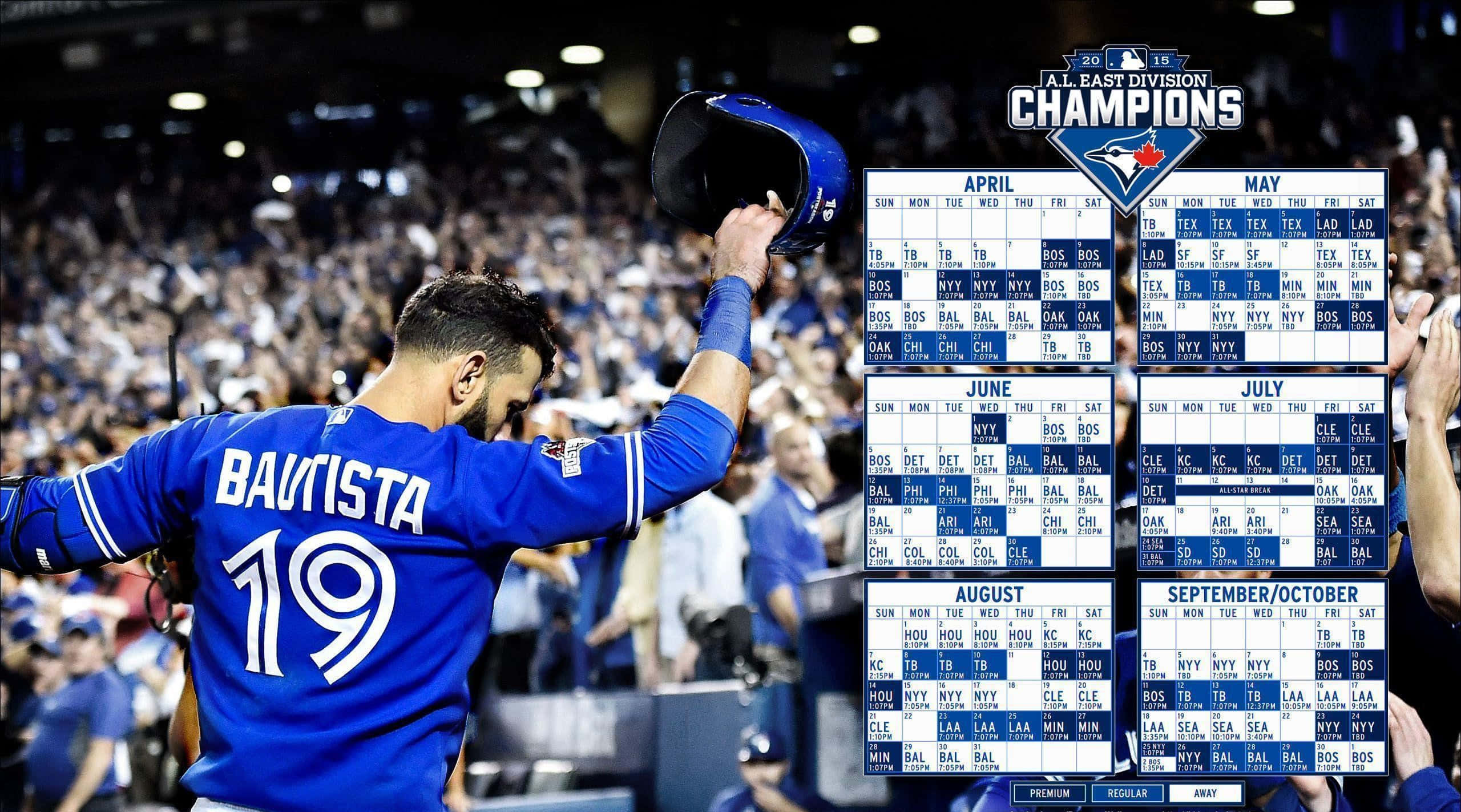Blue Jays. 桌布 壁紙 — 一名身穿藍色球衣、背號19的棒球選手向球迷舉起頭盔，身後顯示著冠軍賽程海報。