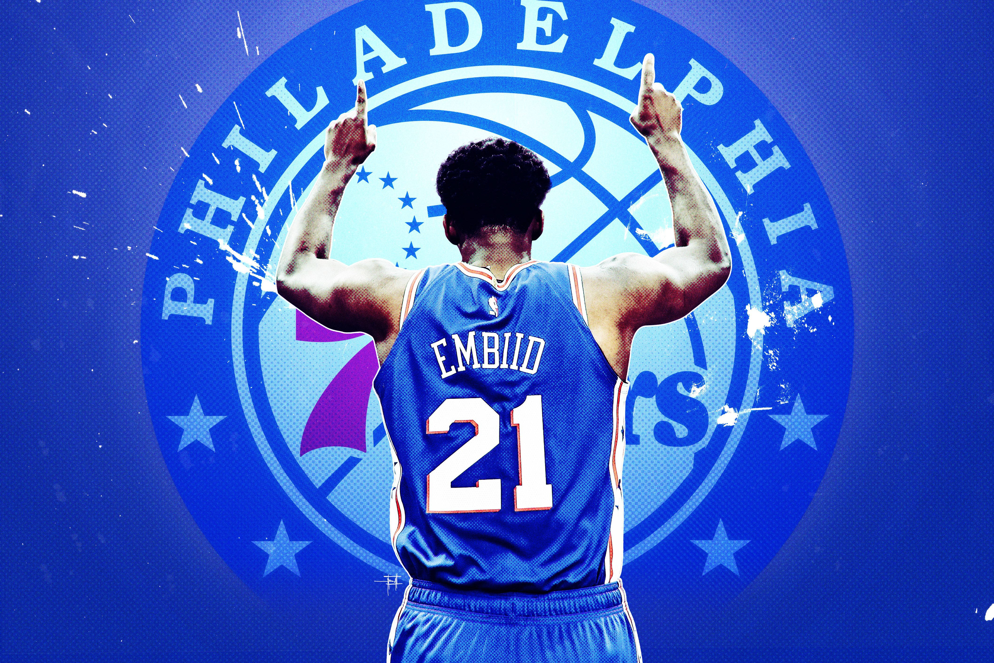 Embiid 桌布 壁紙 — 一名身穿藍色球衣、背號21的籃球運動員背對觀眾，向上指著，背景是費城76人隊標誌。
