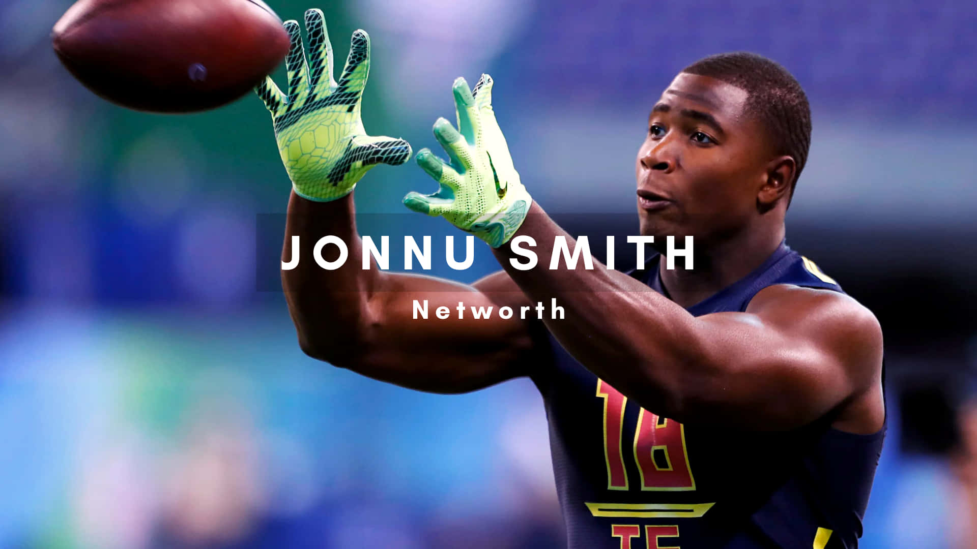 Jonnu Smith 桌布 壁紙 — 一名身穿藍色球衣、號碼16的美式足球員，戴著螢光綠色手套伸手接住一個棕色美式足球，背景是模糊的球場。