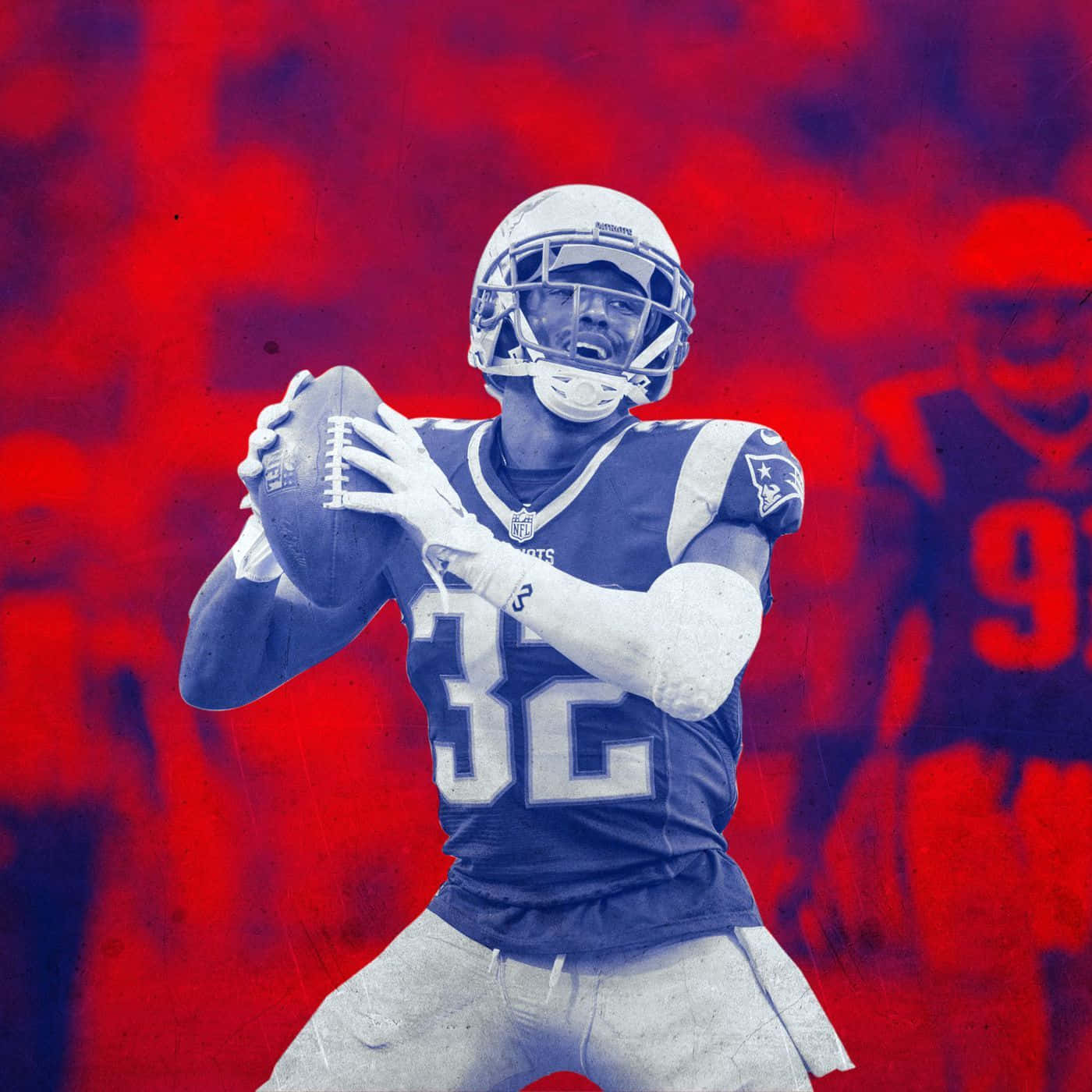 Devin Mccourty 桌布 壁紙 — 一名身穿藍色球衣、號碼32的美式足球員，在充滿活力的紅色紋理背景前，手持足球處於動作中。