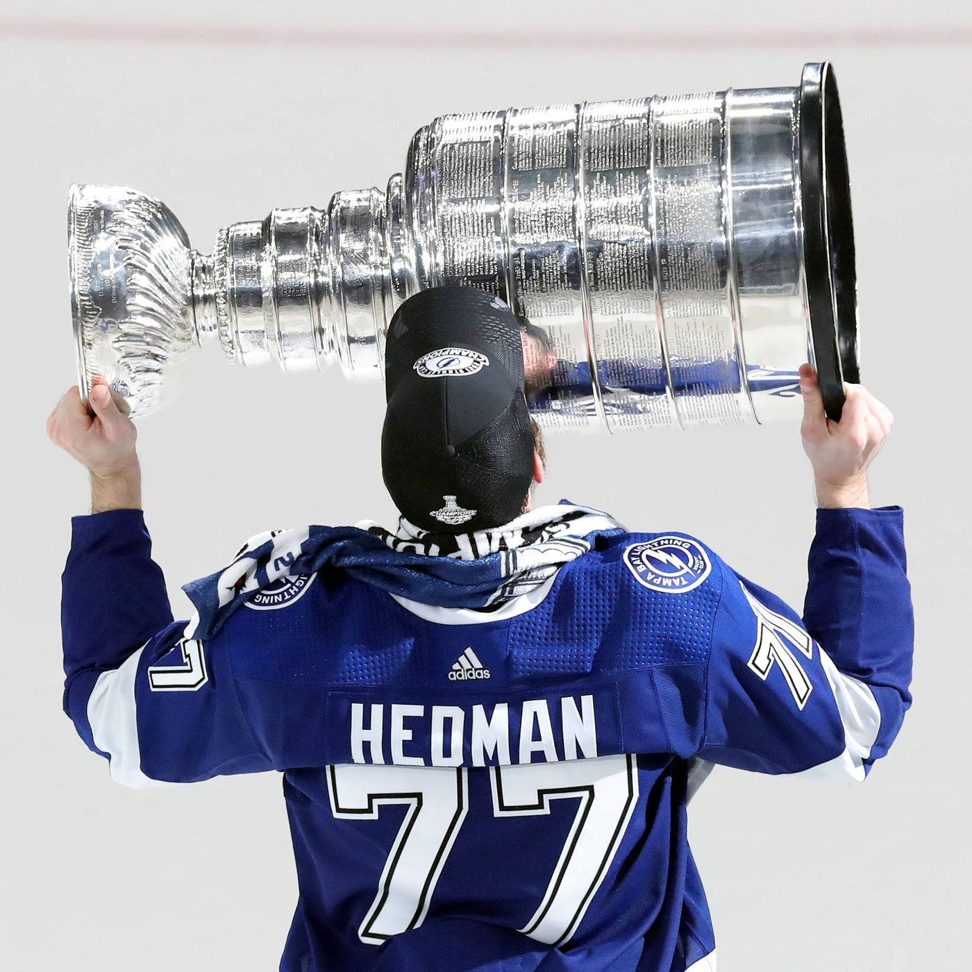 hockey 桌布 壁紙 — 一名身穿藍色球衣的冰球運動員在冰場上將史丹利盃高舉過頭頂。