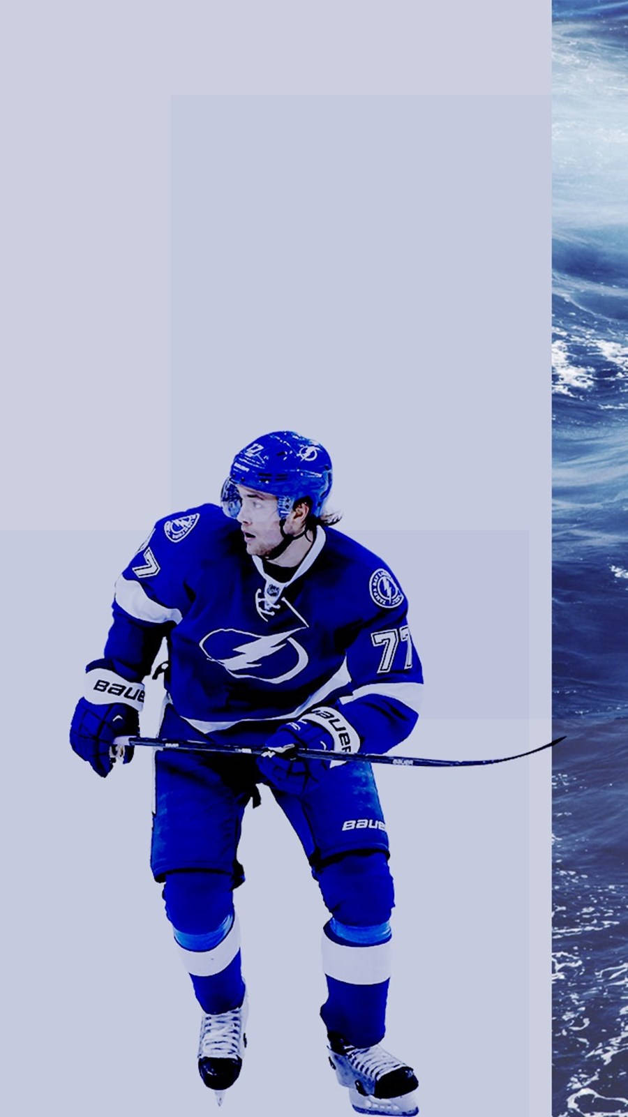hockey 桌布 壁紙 — 一名身穿藍色球衣的曲棍球運動員在冰上滑行，旁邊是動態的海洋波浪分割構圖。