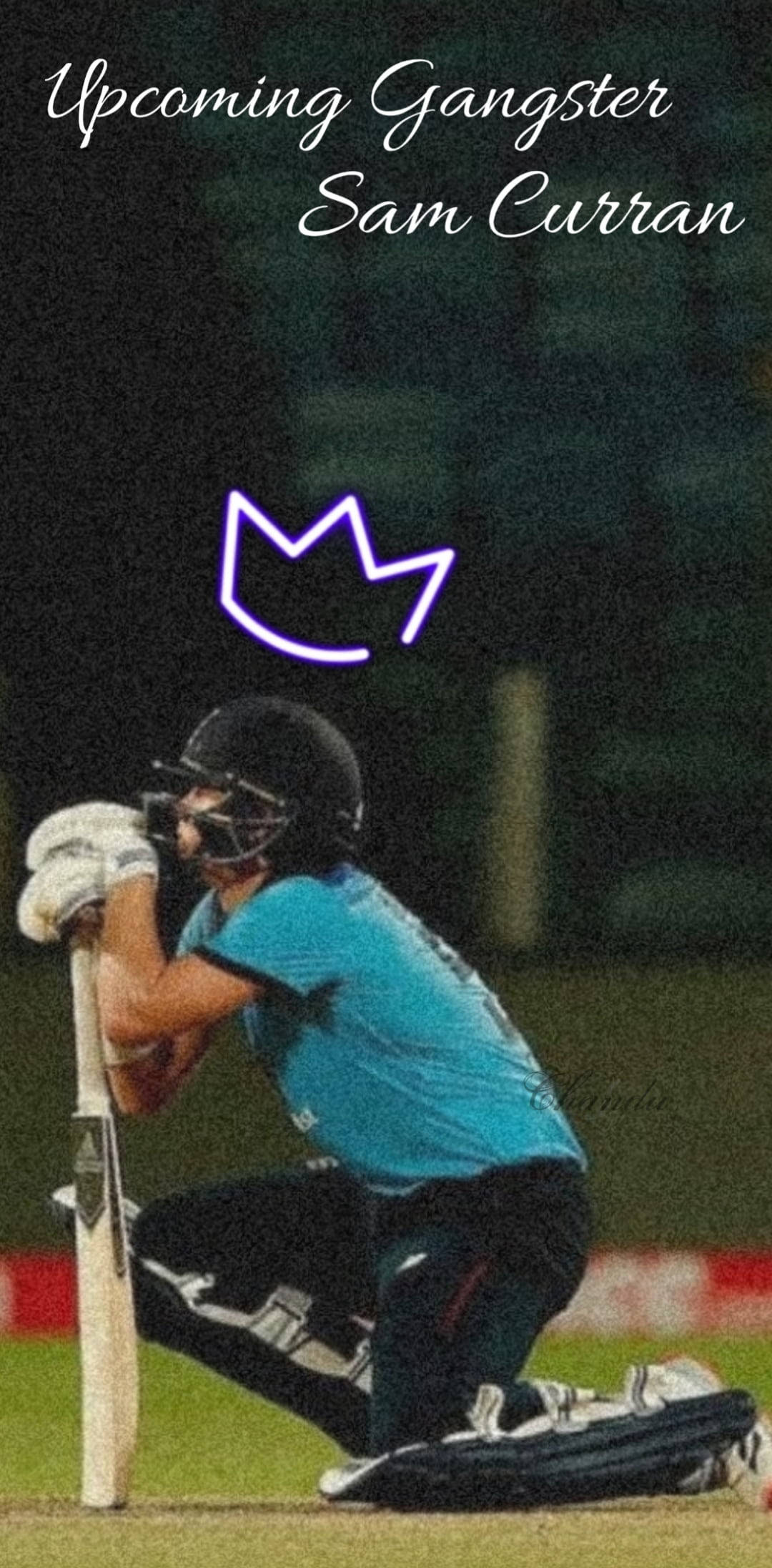 England Cricket 桌布 壁紙 — 一名身穿藍色球衣的板球運動員在夜間霓虹皇冠圖案下蹲下準備擊球。