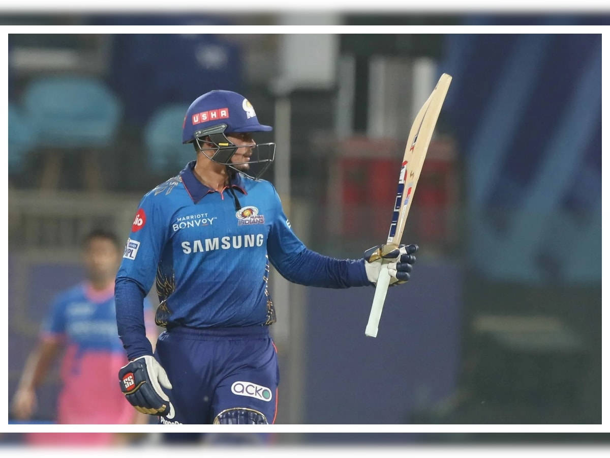 quinton de kock 桌布 壁紙 — 一名身穿藍色球衣的板球運動員在球場燈光下比賽後高舉球棒。