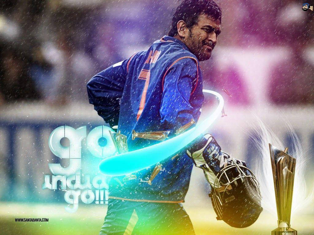 Ms Dhoni 桌布 壁紙 — 一名身穿藍色球衣的板球運動員在雨中手持發光球棒和獎盃慶祝，並帶有 'go india go!!!' 文字。
