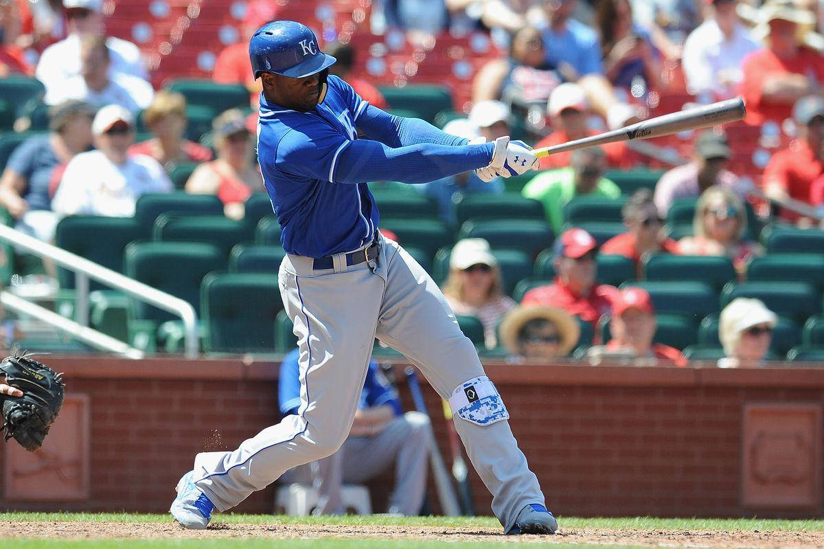 Jorge Soler 桌布 壁紙 — 一名身穿藍色球衣的棒球選手在陽光明媚的日子裡揮棒，背景有觀眾。