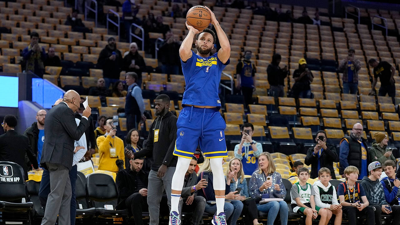 NBA 桌布 壁紙 — 一名身穿藍色球衣的籃球運動員在擠滿觀眾的場館中專注地投罰球。