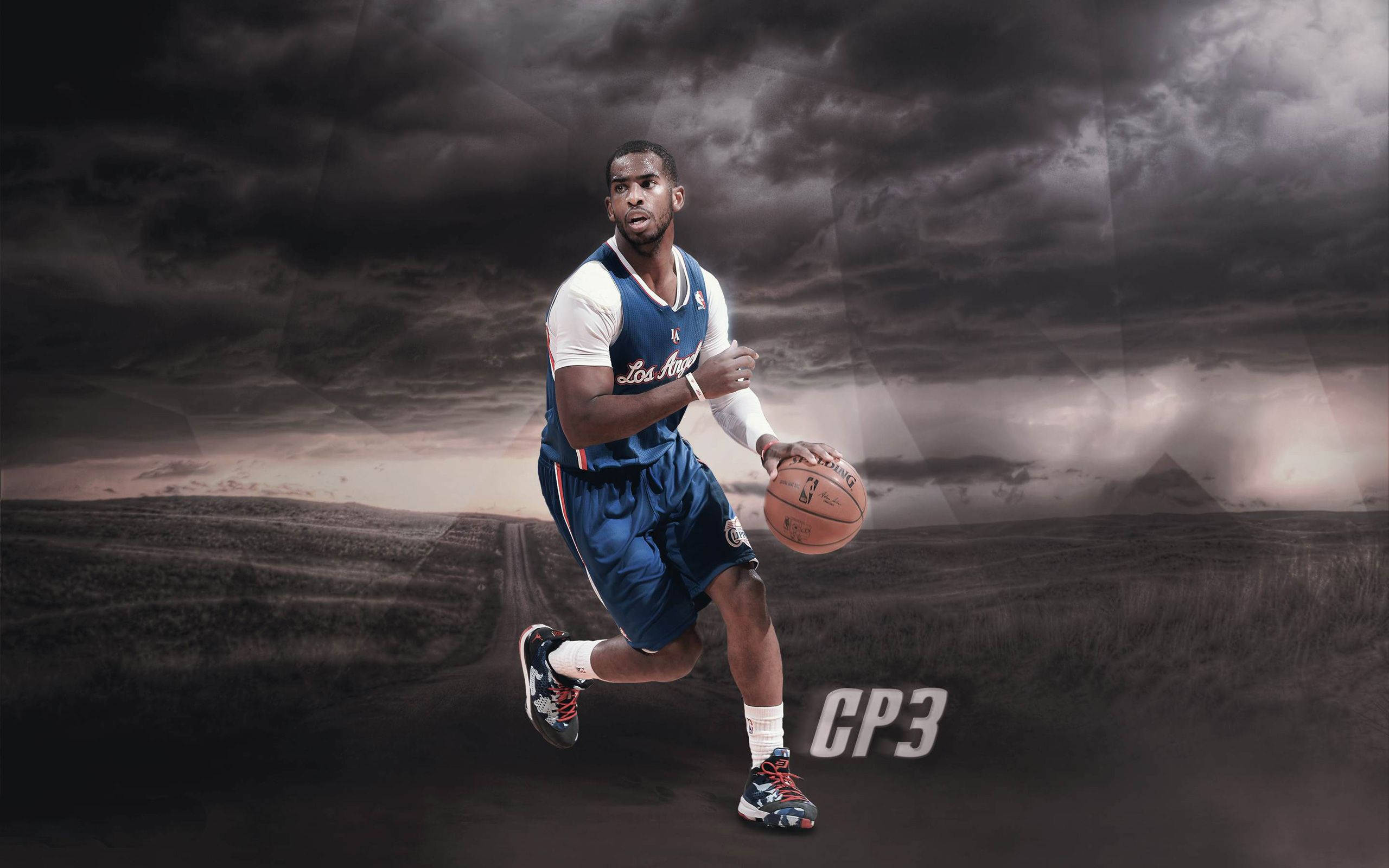 Chris Paul 桌布 壁紙 — 一名身穿藍色球衣的籃球運動員在暴風雨天空下，在荒涼的道路上運球，光線戲劇性。