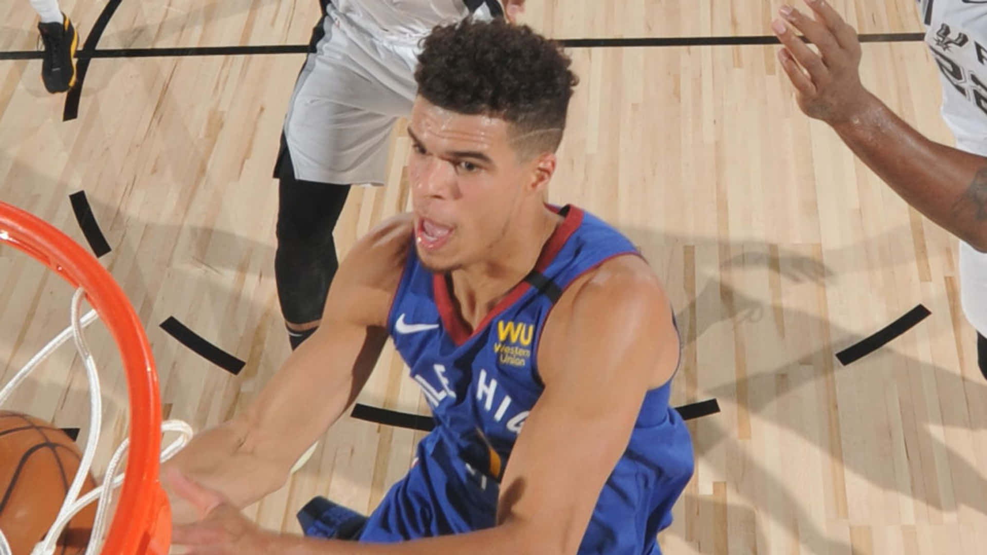 籃球運動員在比賽中灌籃。 — NBA 壁紙