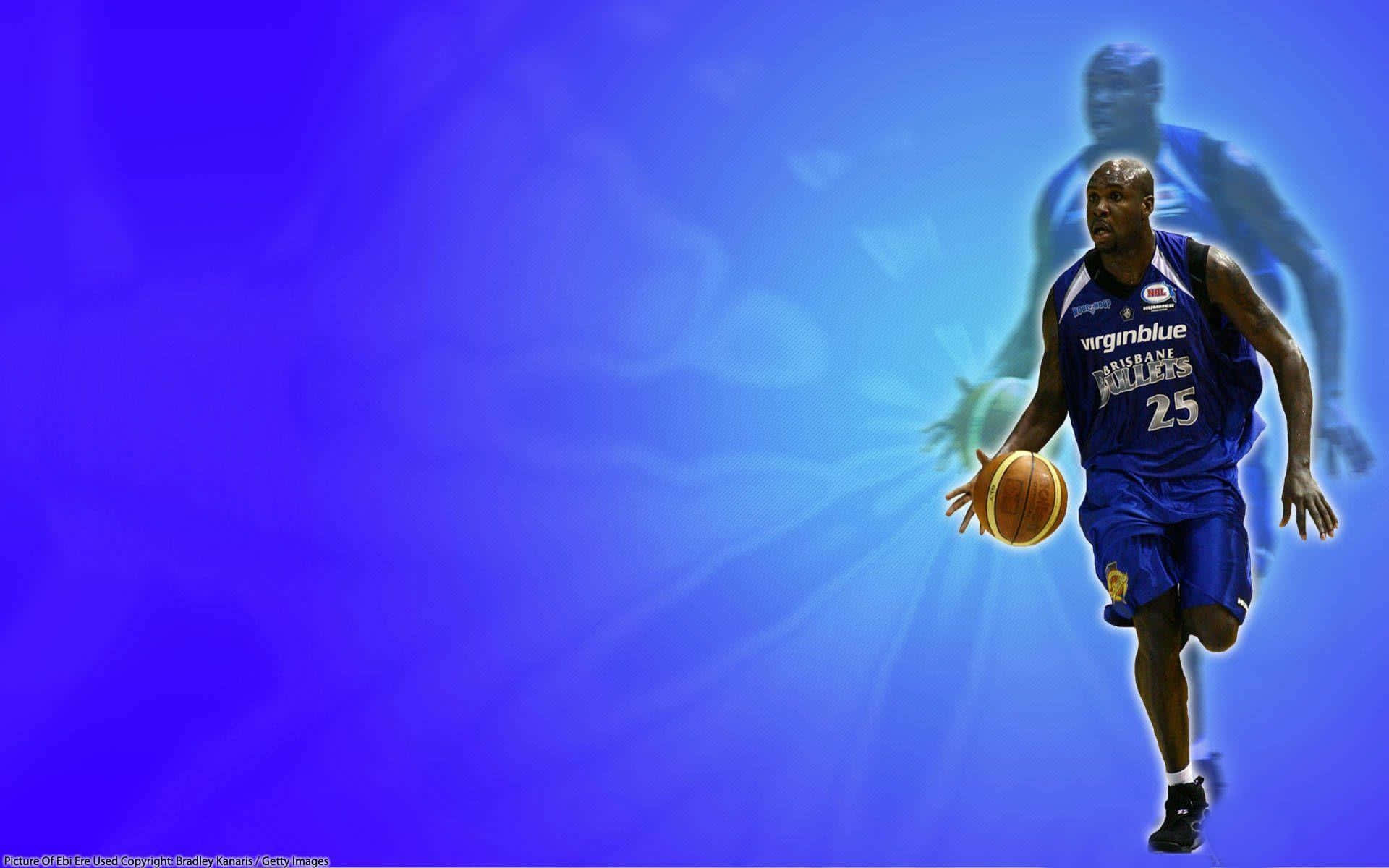 桌布 壁紙 — 一名身穿藍色球衣的籃球運動員在發光的藍色背景前運球，身後有一個半透明的鬼影。