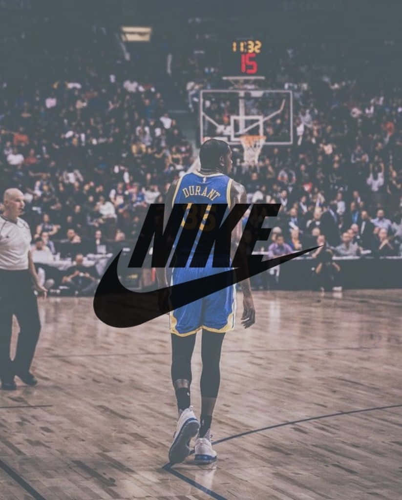 Nike 節奏籃球 桌布 壁紙 — 一名身穿藍色球衣的籃球運動員正遠離籃框，場景上覆蓋著一個大型Nike標誌。