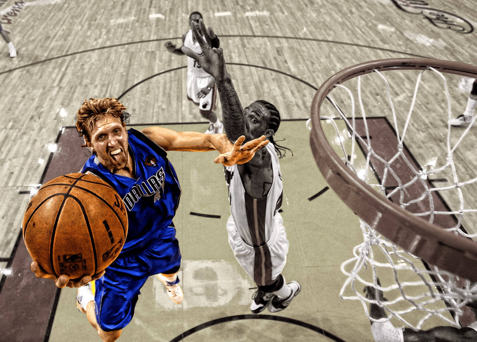 Dirk Nowitzki 桌布 壁紙 — 一名身穿藍色球衣的籃球運動員跳向籃框，而一名身穿白色球衣的防守球員試圖封阻他的投籃。