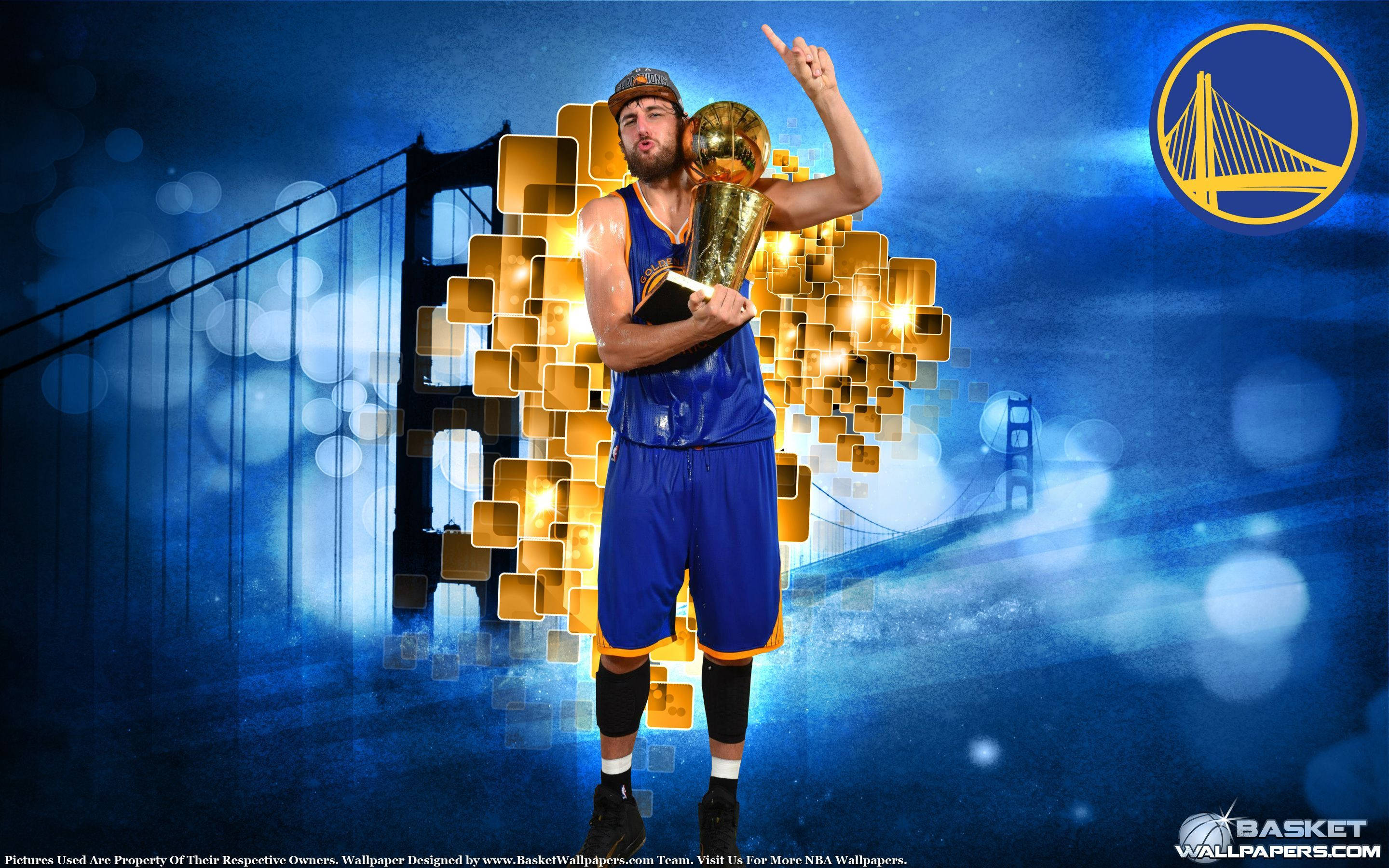 NBA 桌布 壁紙 — 一名身穿藍色球衣的籃球運動員高舉獎盃，指向天空，背景是發光的數位金門大橋。