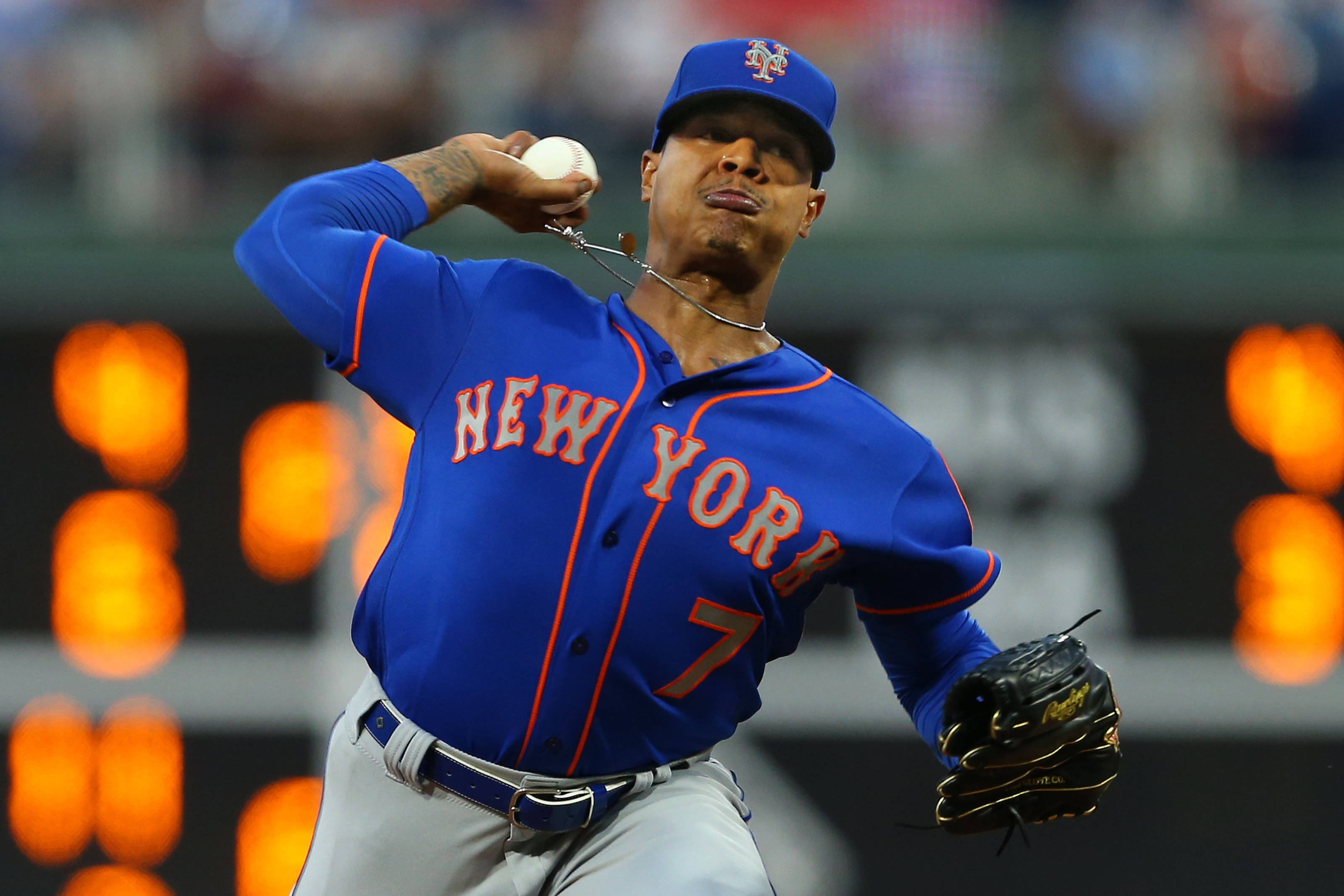 Marcus Stroman 桌布 壁紙 — 一名身穿藍色球衣的紐約大都會隊投手在球場燈光下揮臂準備投出棒球。