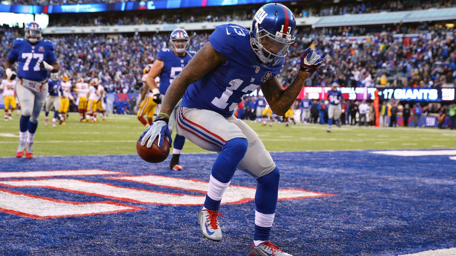 Odell 桌布 壁紙 — 一名身穿藍色球衣的紐約巨人隊美式足球運動員在座無虛席的體育場內慶祝達陣。