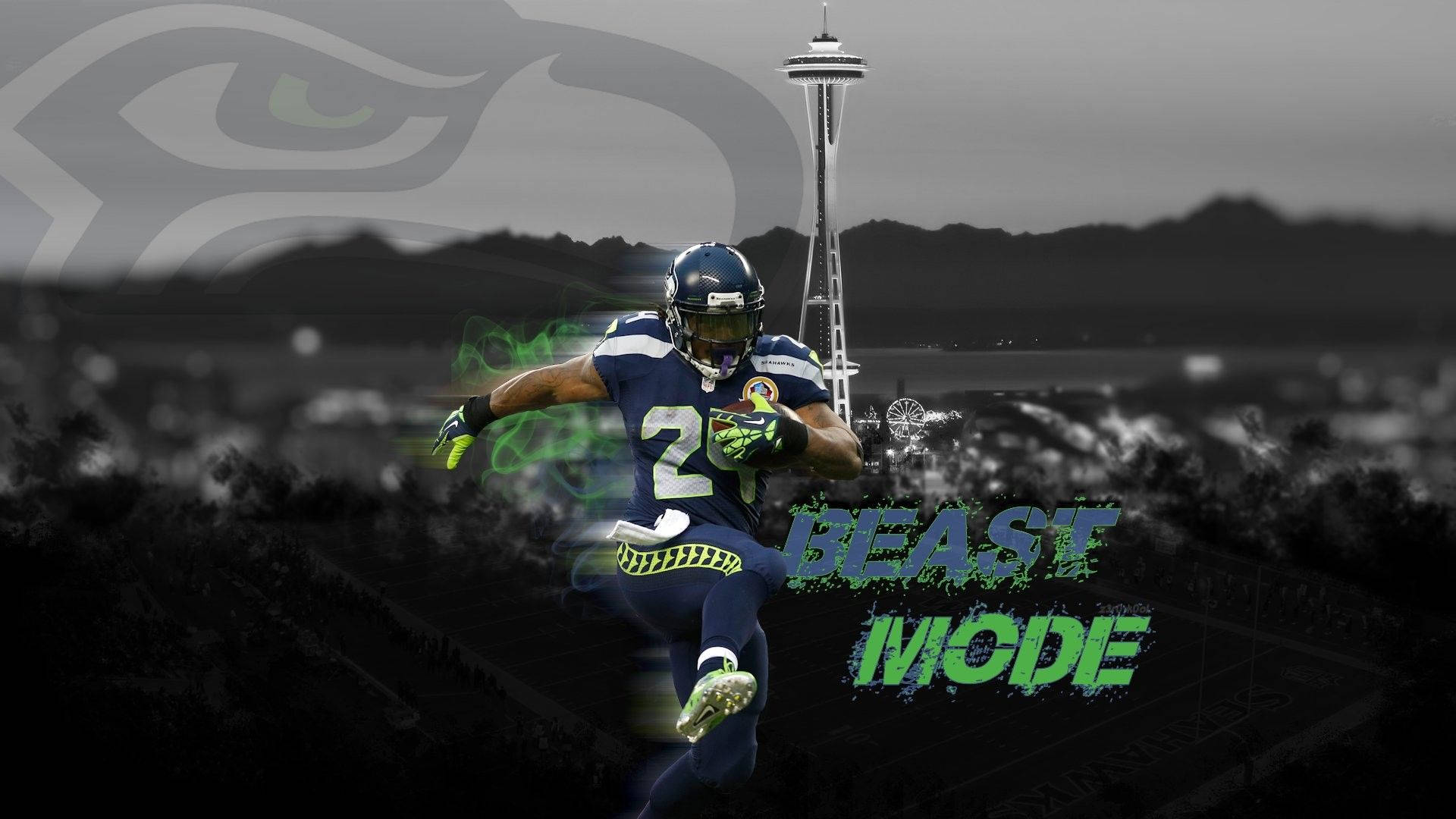 Seattle Seahawks 桌布 壁紙 — 一名身穿藍色球衣的西雅圖海鷹隊美式足球員，在黑白城市景觀（包括太空針塔）前，帶著綠色能量效果衝刺。