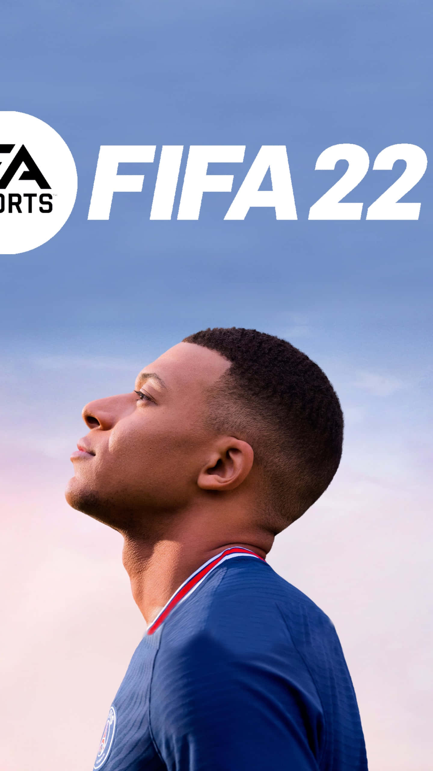 Fifa 22 桌布 壁紙 — 一名身穿藍色球衣的足球運動員仰望柔和漸變的天空，上方有FIFA 22標誌。