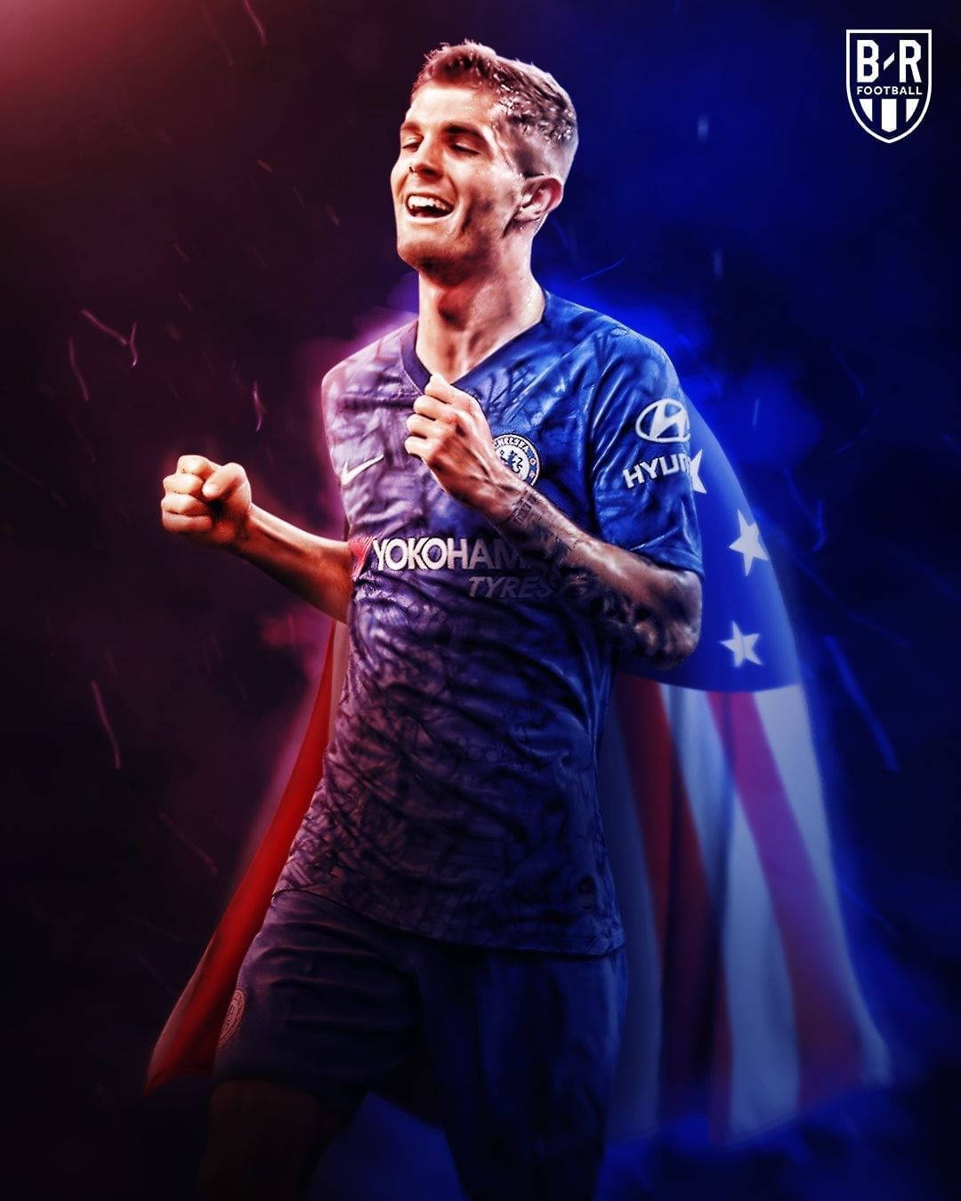 Athletic 桌布 壁紙 — 一名身穿藍色球衣的足球運動員在帶有紅色和藍色燈光效果的黑暗背景下，握緊拳頭勝利地慶祝。