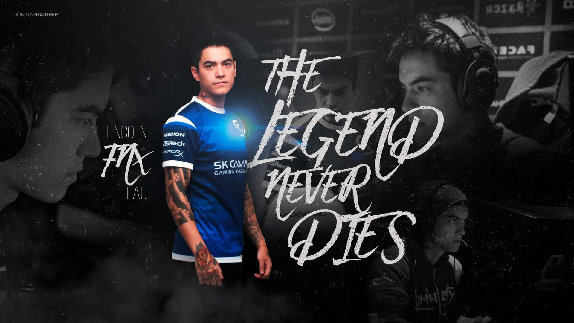 Legends Never Die 桌布 壁紙 — 一名身穿藍色球衣的遊戲玩家自信地站立，紋身清晰可見，背景為深色，帶有「THE LEGEND NEVER DIES」文字和模糊的隊友剪影。