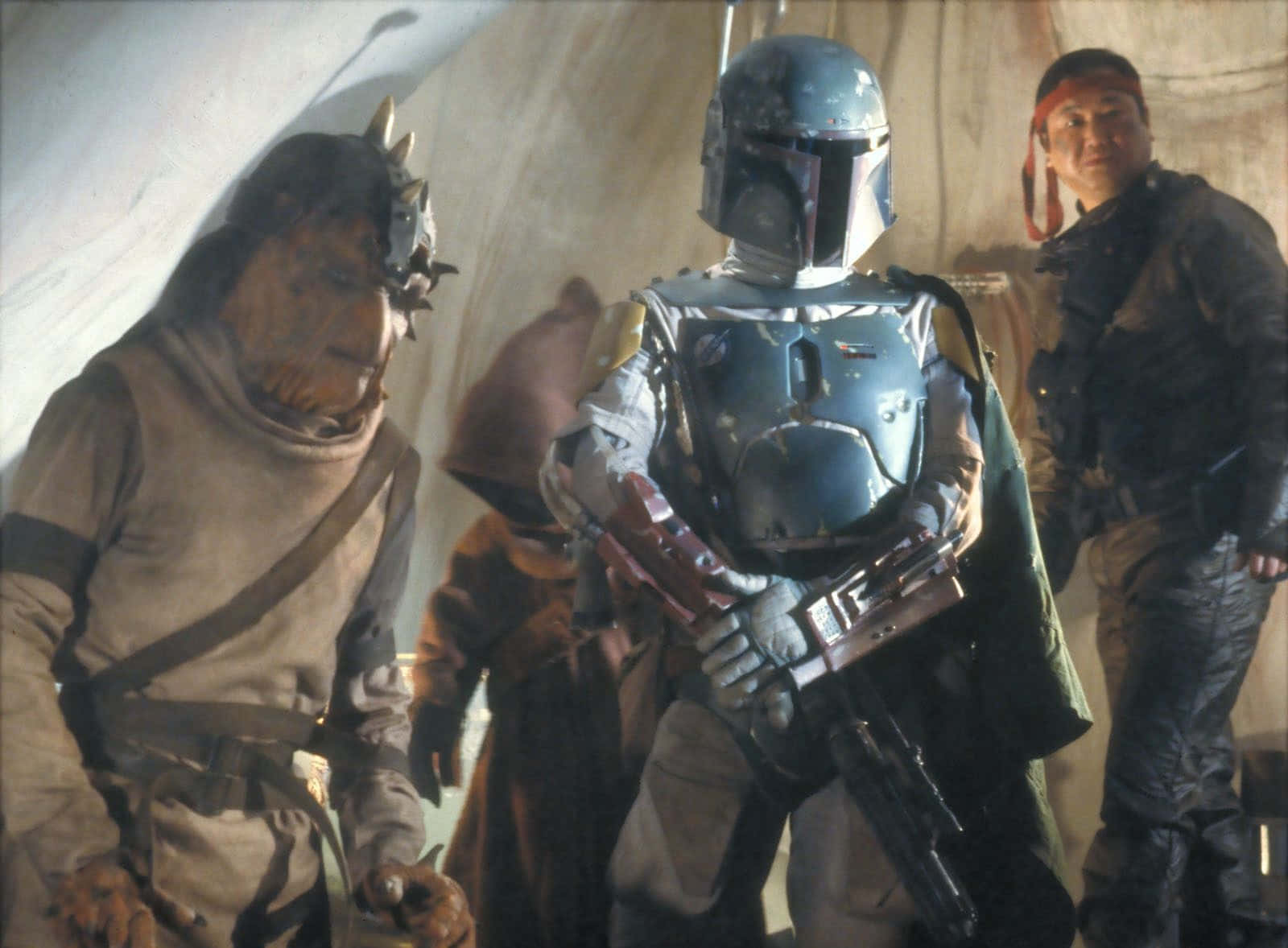 Bounty Hunters 桌布 壁紙 — 一名身穿藍色盔甲的賞金獵人手持爆能槍站在中央，兩側有兩名武裝同伴，身處昏暗骯髒的室內。