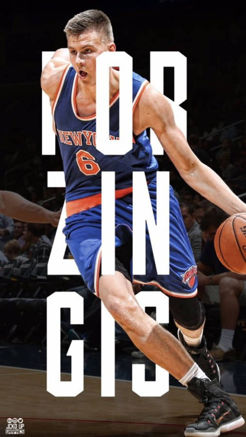 Kristaps Porzingis 桌布 壁紙 — 一名身穿藍色紐約尼克球衣的籃球運動員正在激烈運球，而大型白色文字「PORZINGIS」覆蓋在圖像上。