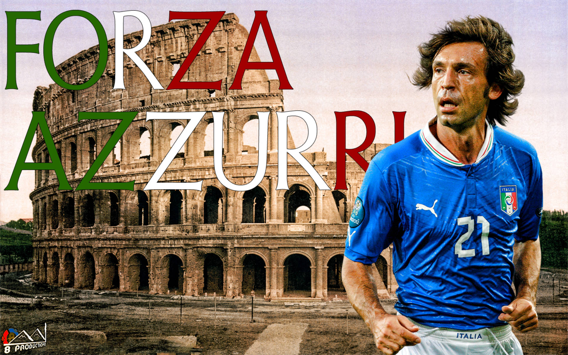 andrea pirlo 桌布 壁紙 — 一名身穿藍色義大利球衣的足球員站在羅馬競技場前，帶有「FORZA AZZURRI」文字疊加。