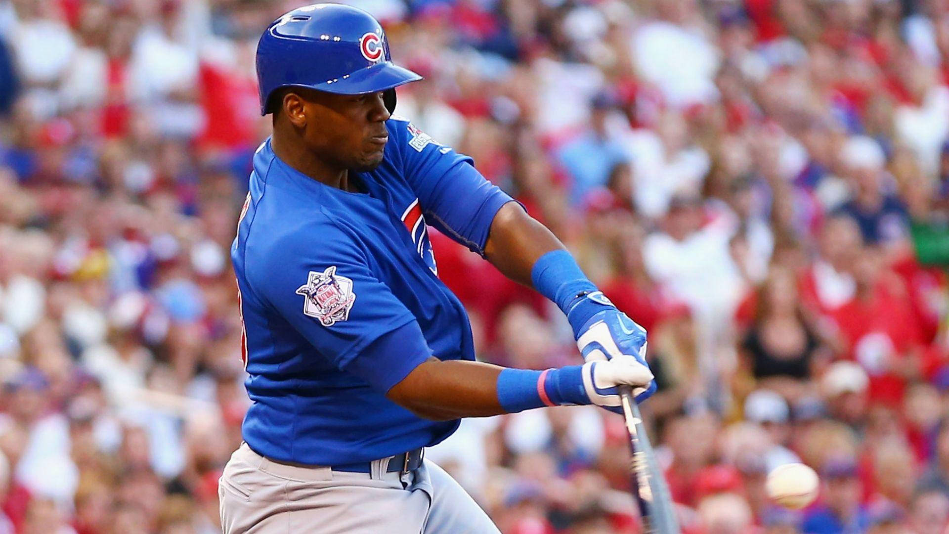 Jorge Soler 桌布 壁紙 — 一名身穿藍色芝加哥小熊隊球衣的棒球選手在日間比賽中揮棒擊球，背景是模糊的人群。